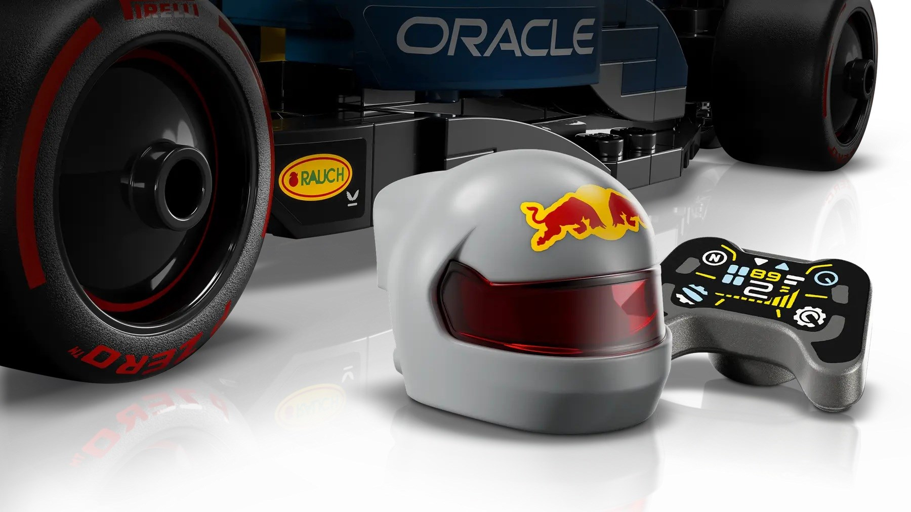 Samochód F1 z kaskiem, oponą i kierownicą. Logo Red Bull.
