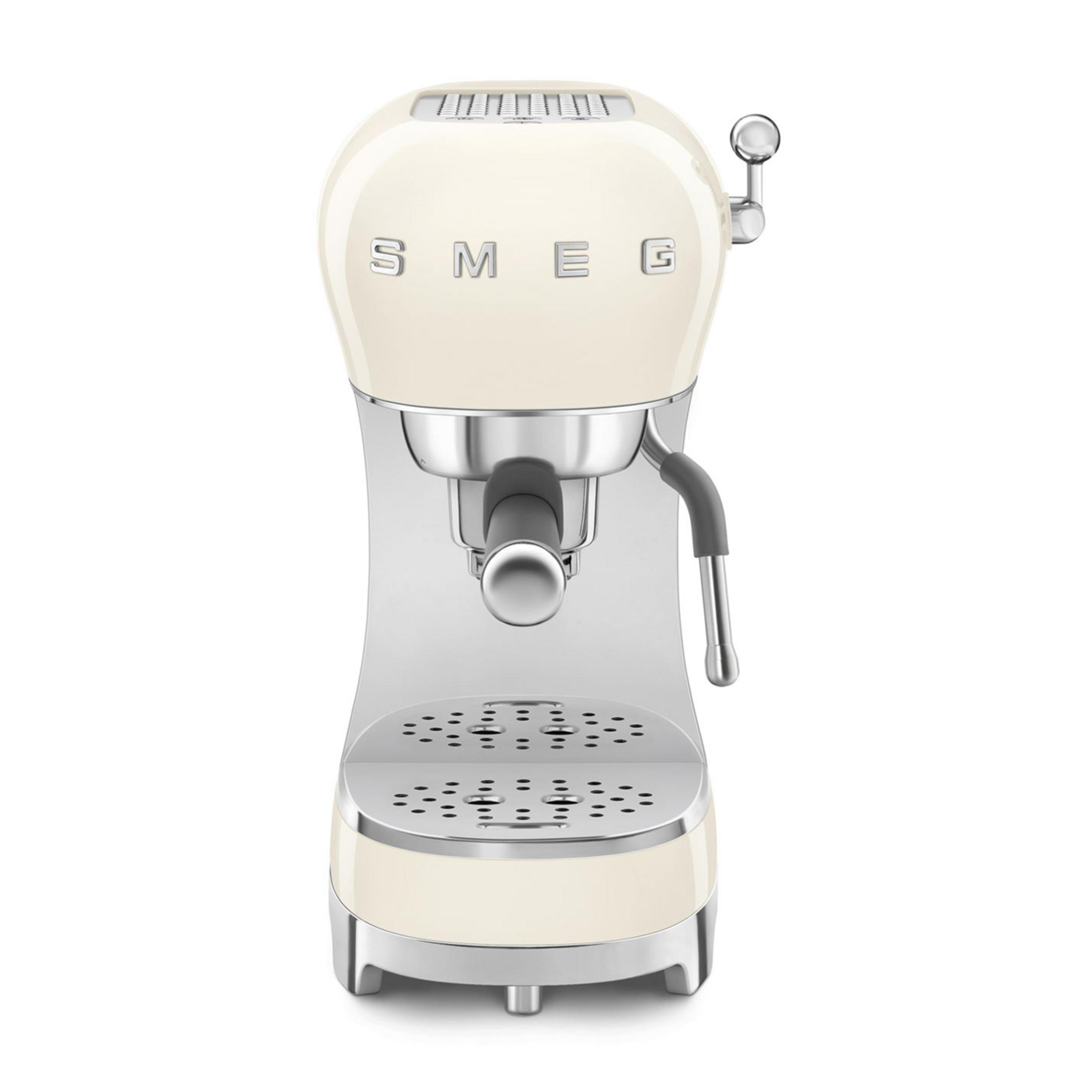 Krem rengi Smeg espresso makinesi, beyaz zeminde krom vurgularla.