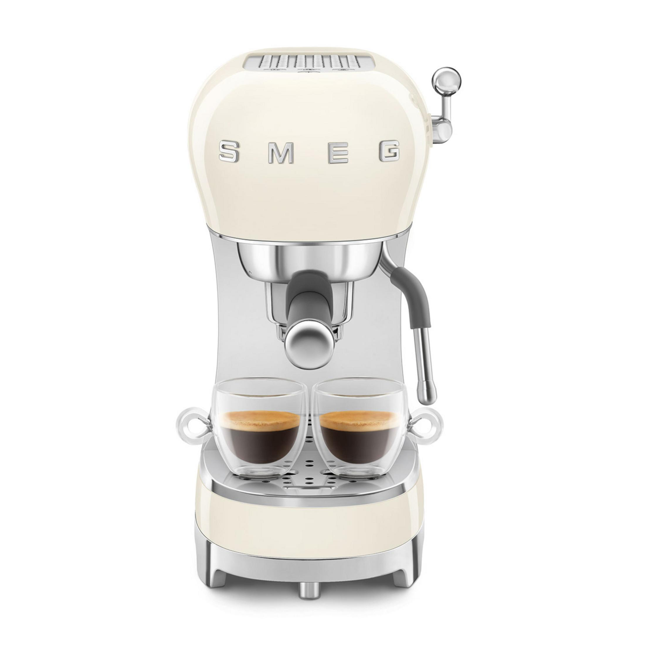 İki fincan espresso içeren krem rengi espresso makinesi.