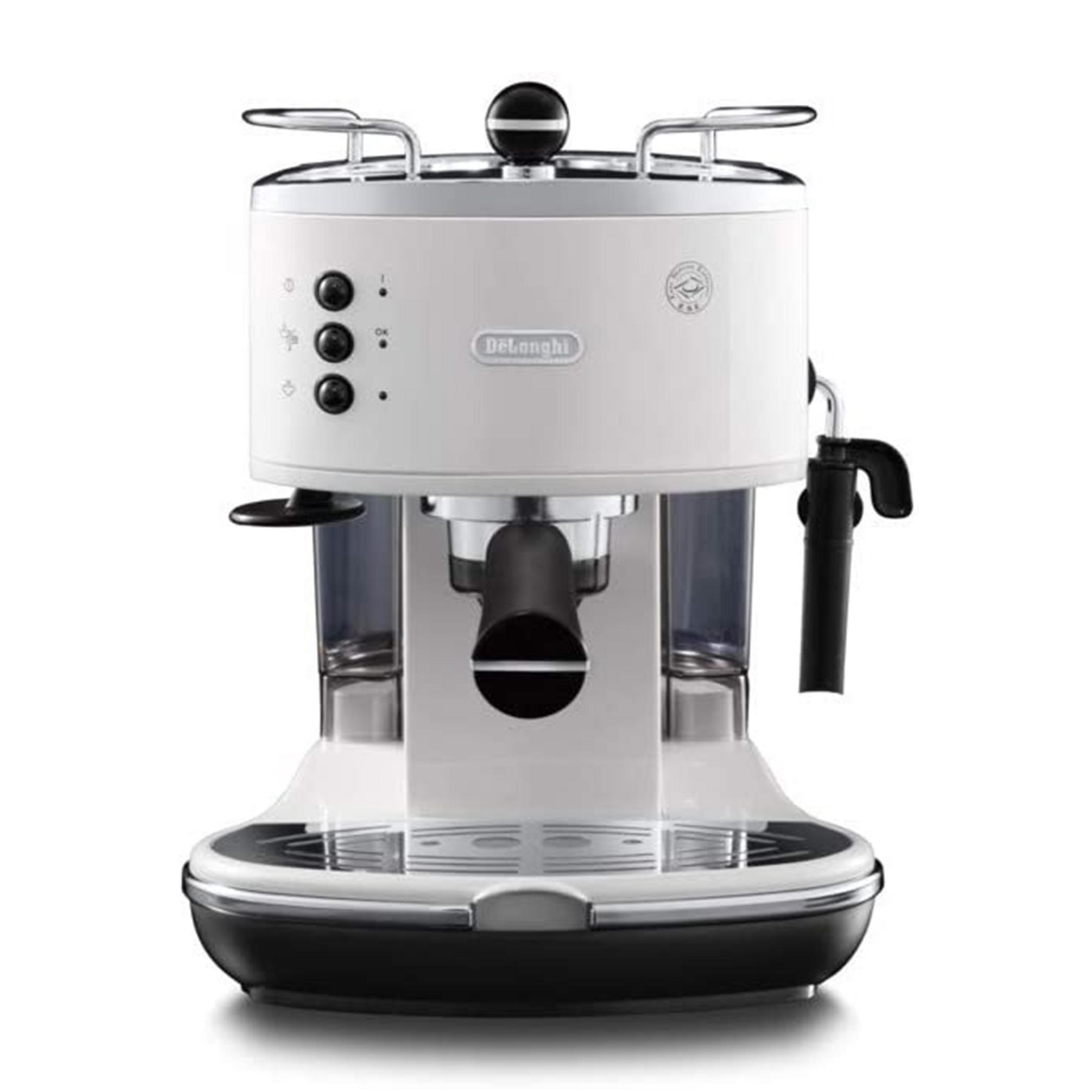 Biała ekspres do kawy DeLonghi z chromowanymi akcentami i czarną rączką.