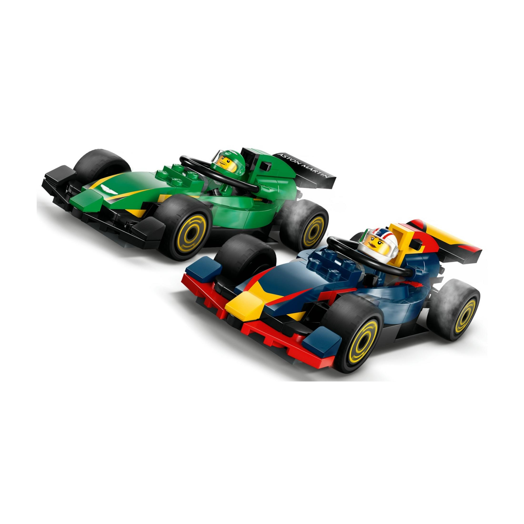 Dwa samochody wyścigowe, jeden zielony, jeden niebieski z czerwonymi i żółtymi akcentami.