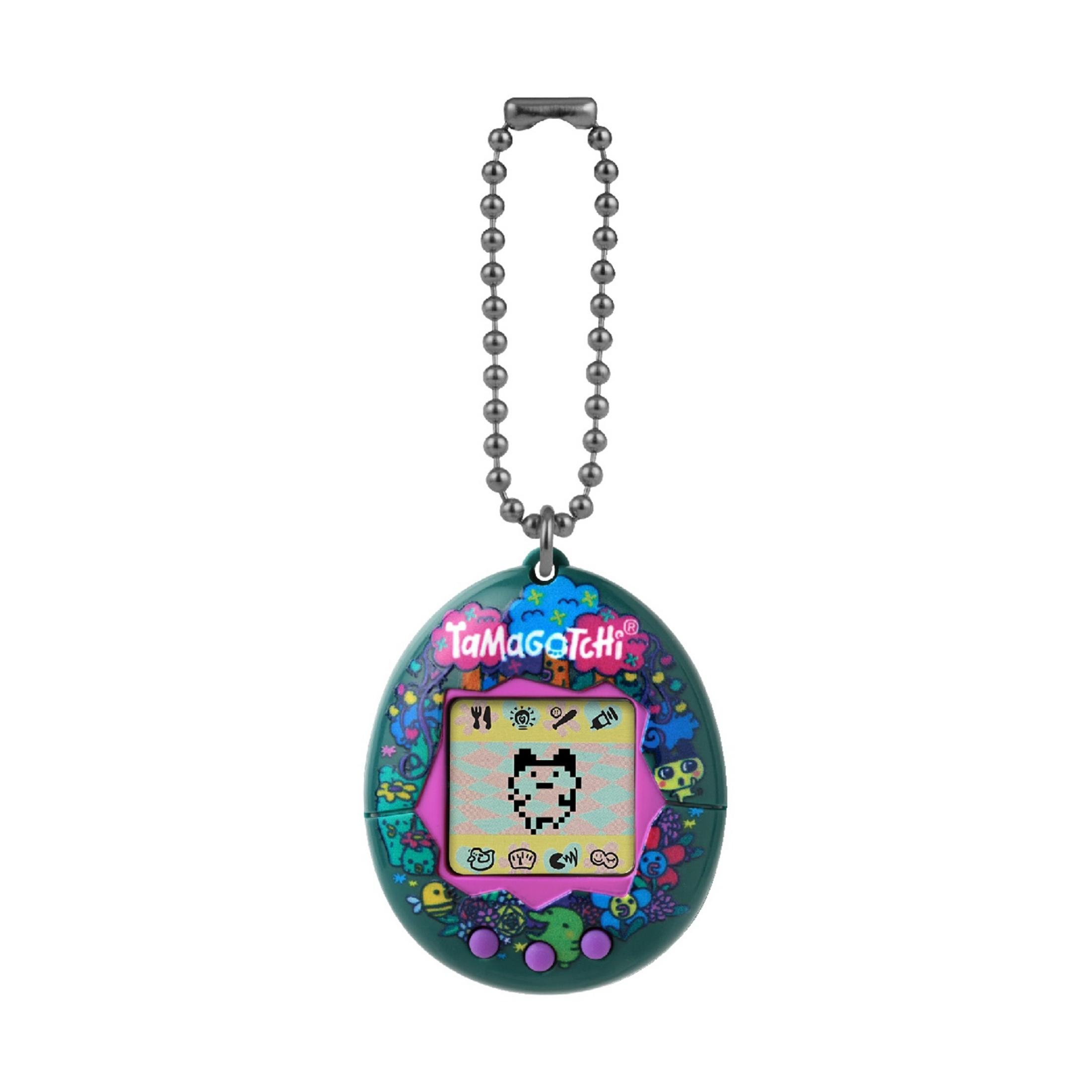 Un Tamagotchi verde con un gatto pixelato sullo schermo, attaccato a una catena a palline.
