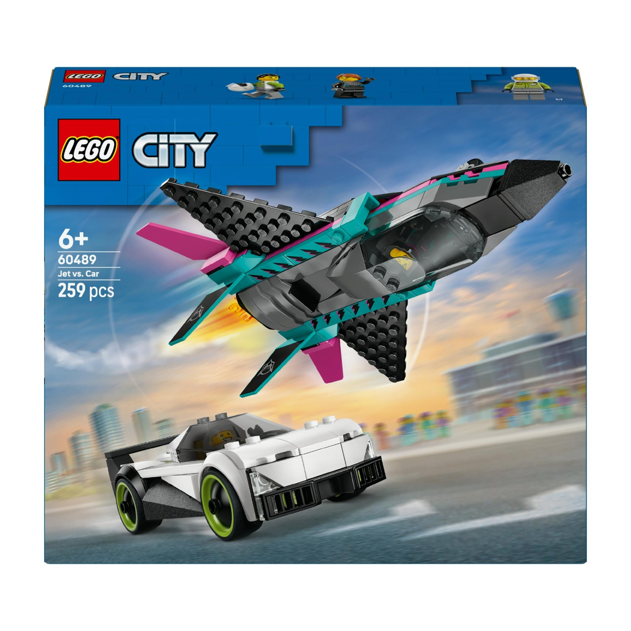 Un jet de juguete Lego City vuela sobre un coche Lego blanco en una carretera.