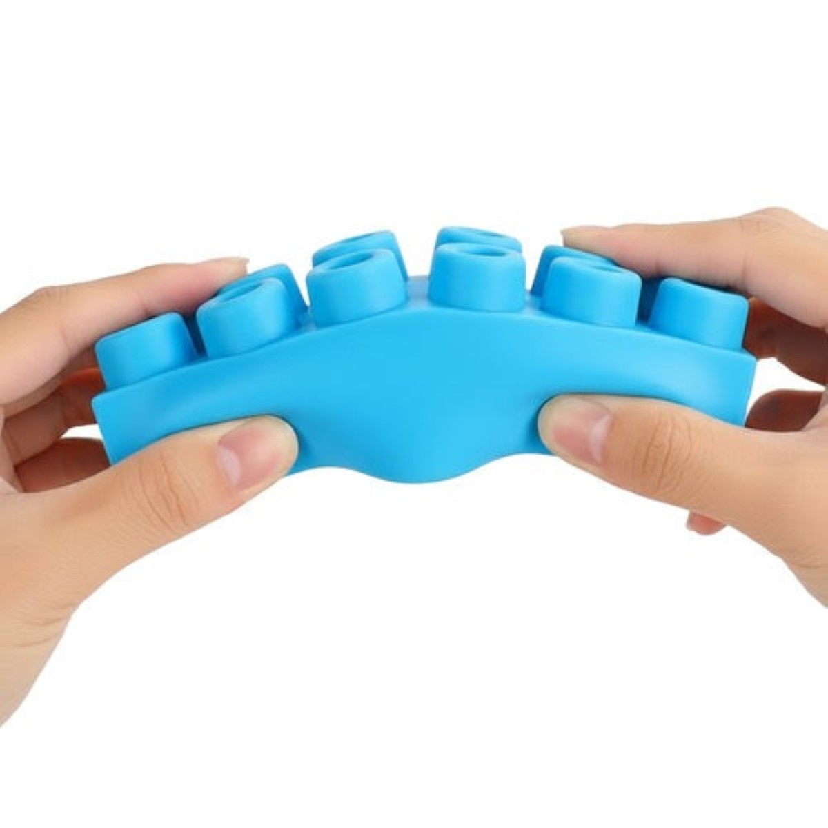 Estirador de dedos azul con ocho anillos, sostenido por dos manos.