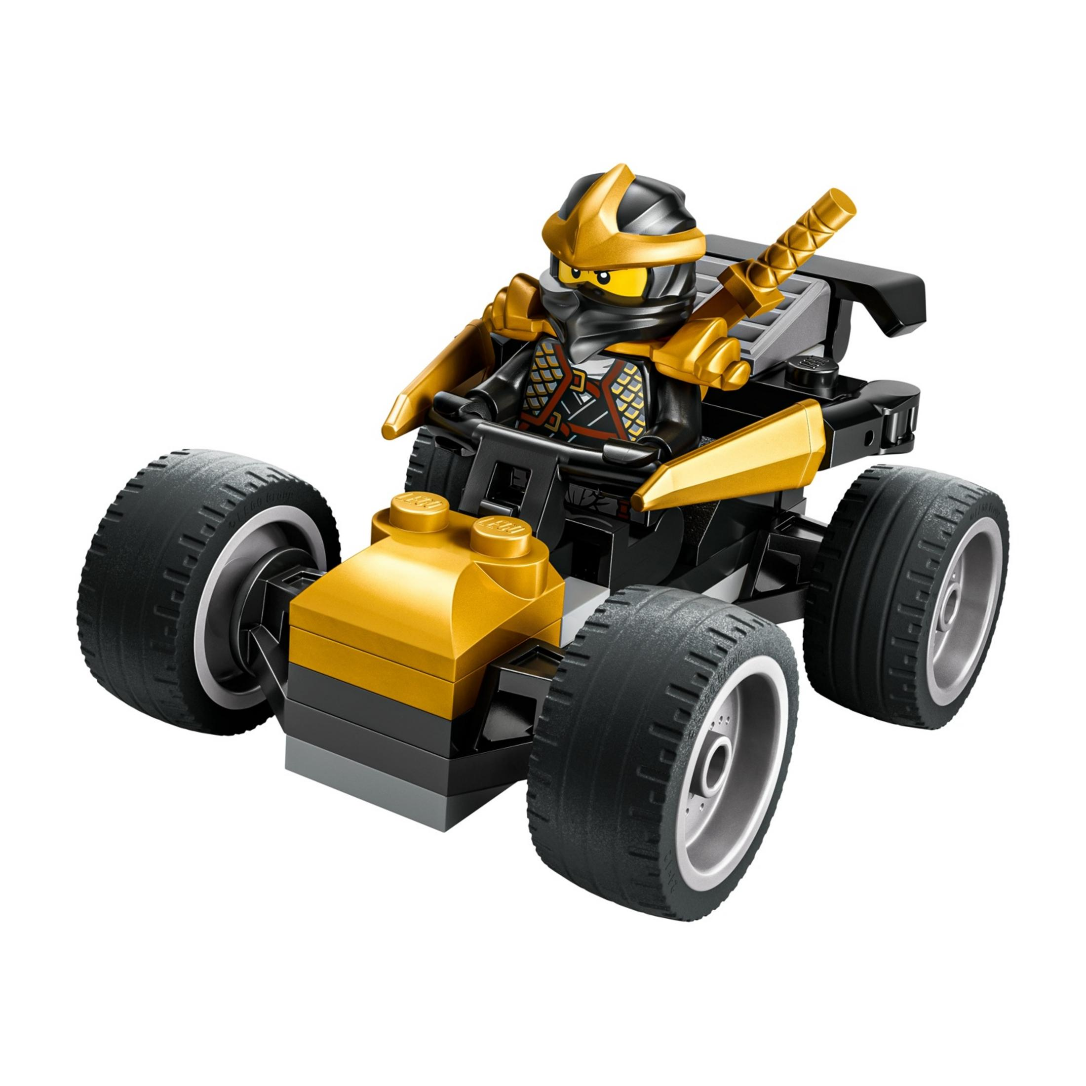 Un ninja Lego dans une voiture de course jaune et noire avec une épée dorée.