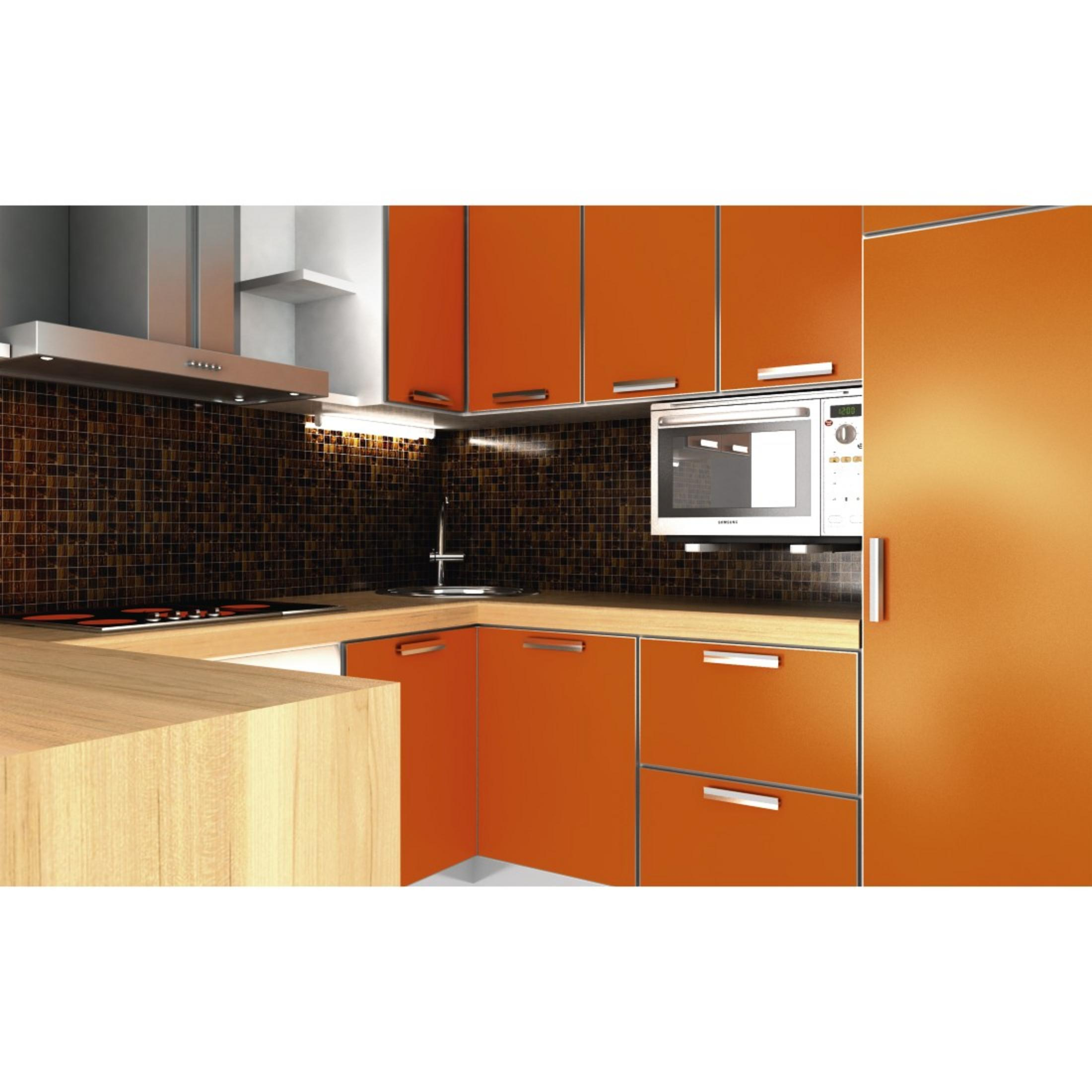 Moderne orange Küche mit Holzarbeitsplatte, Mikrowelle und Dunstabzugshaube.