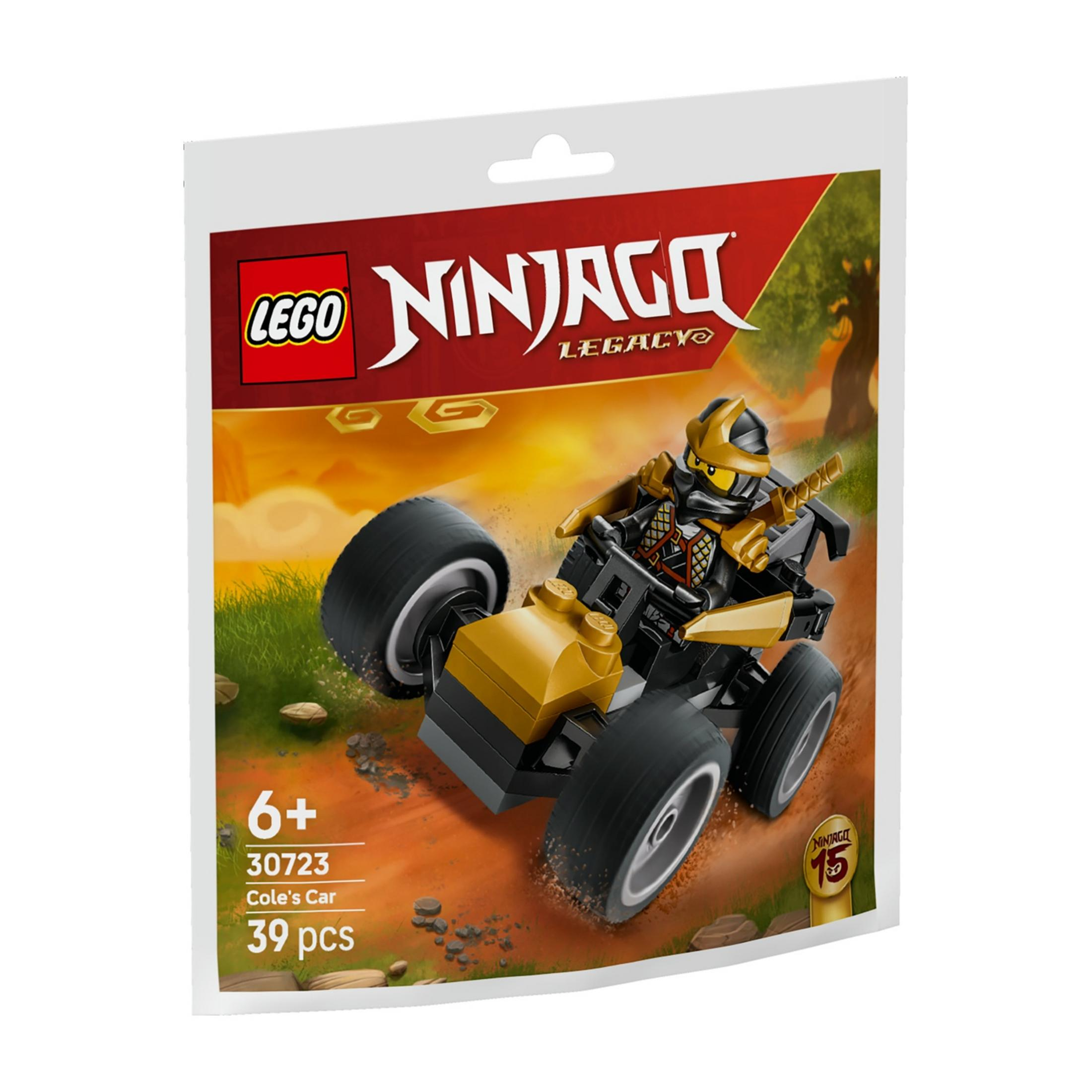 Une voiture dorée Ninjago avec un conducteur, roulant sur un terrain en terre.