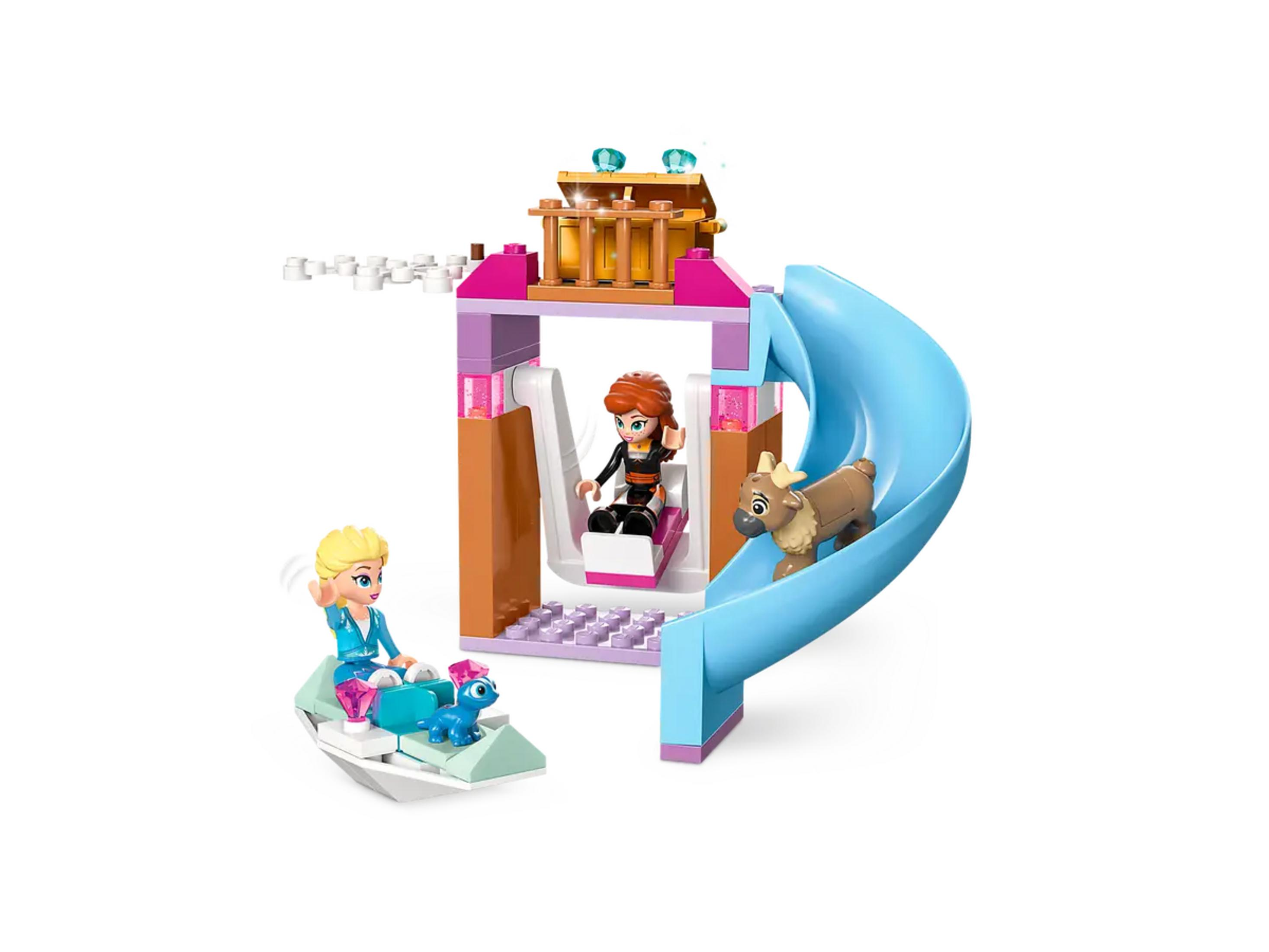 Juguete Lego con figuras y un tobogán. Elsa se sienta en un bote, Anna monta un reno.
