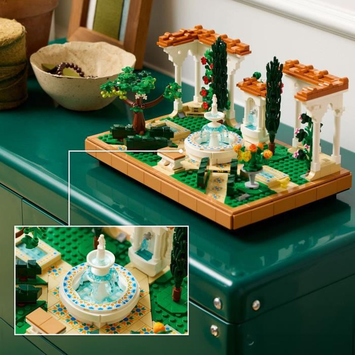 Een Lego-model van een tuin met fontein, bomen en pergola's.