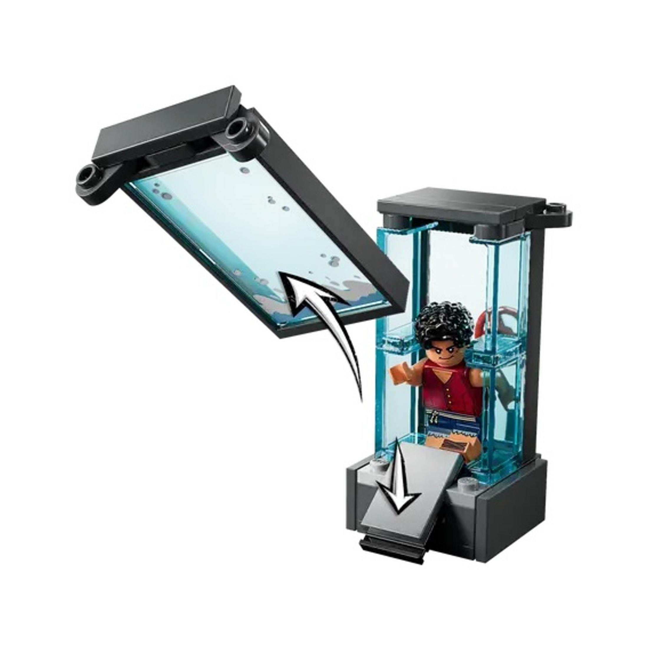 Figurka Lego w niebieskim pojemniku z otwartą górą.