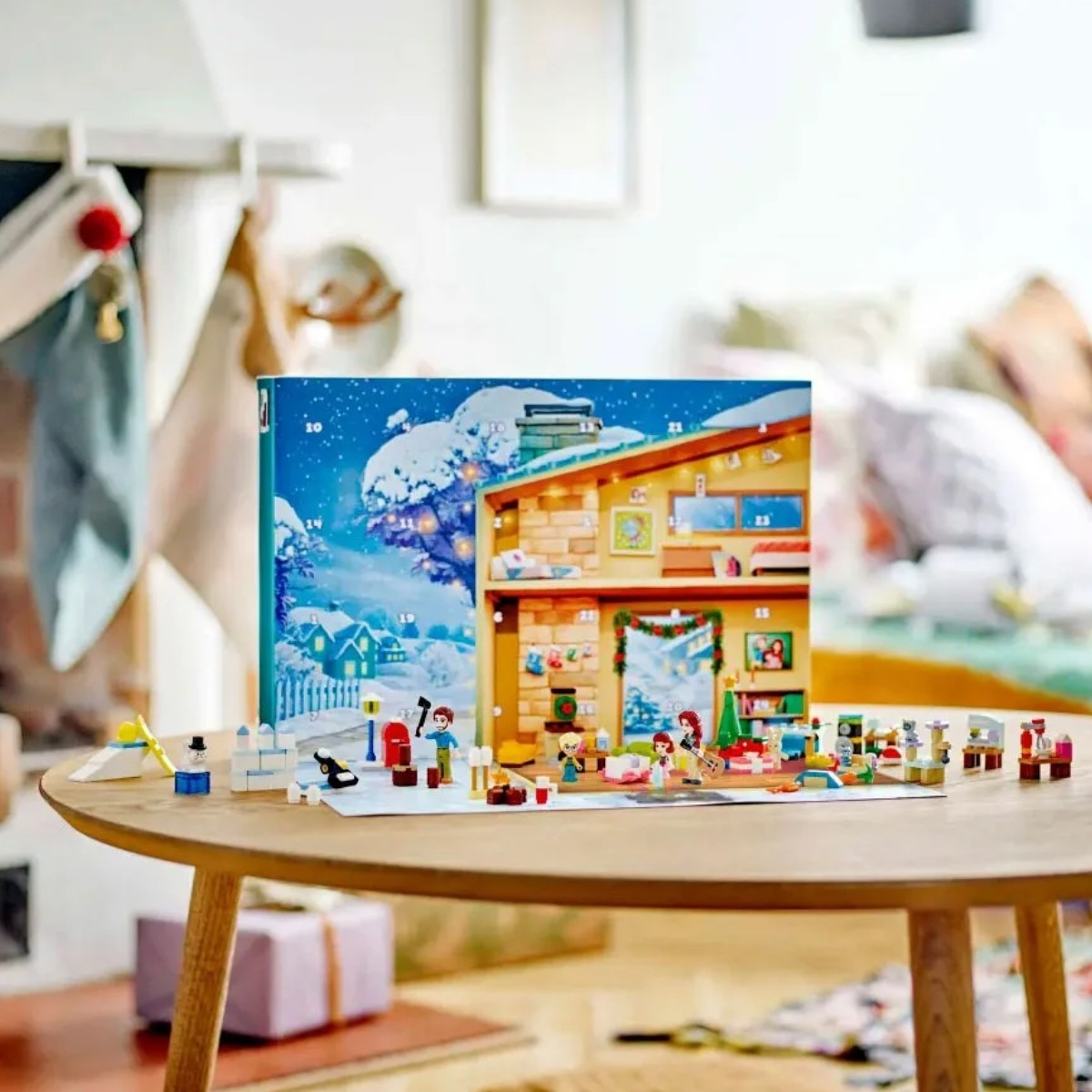 Un calendario de adviento de Lego con escena de pueblo invernal y figuras.