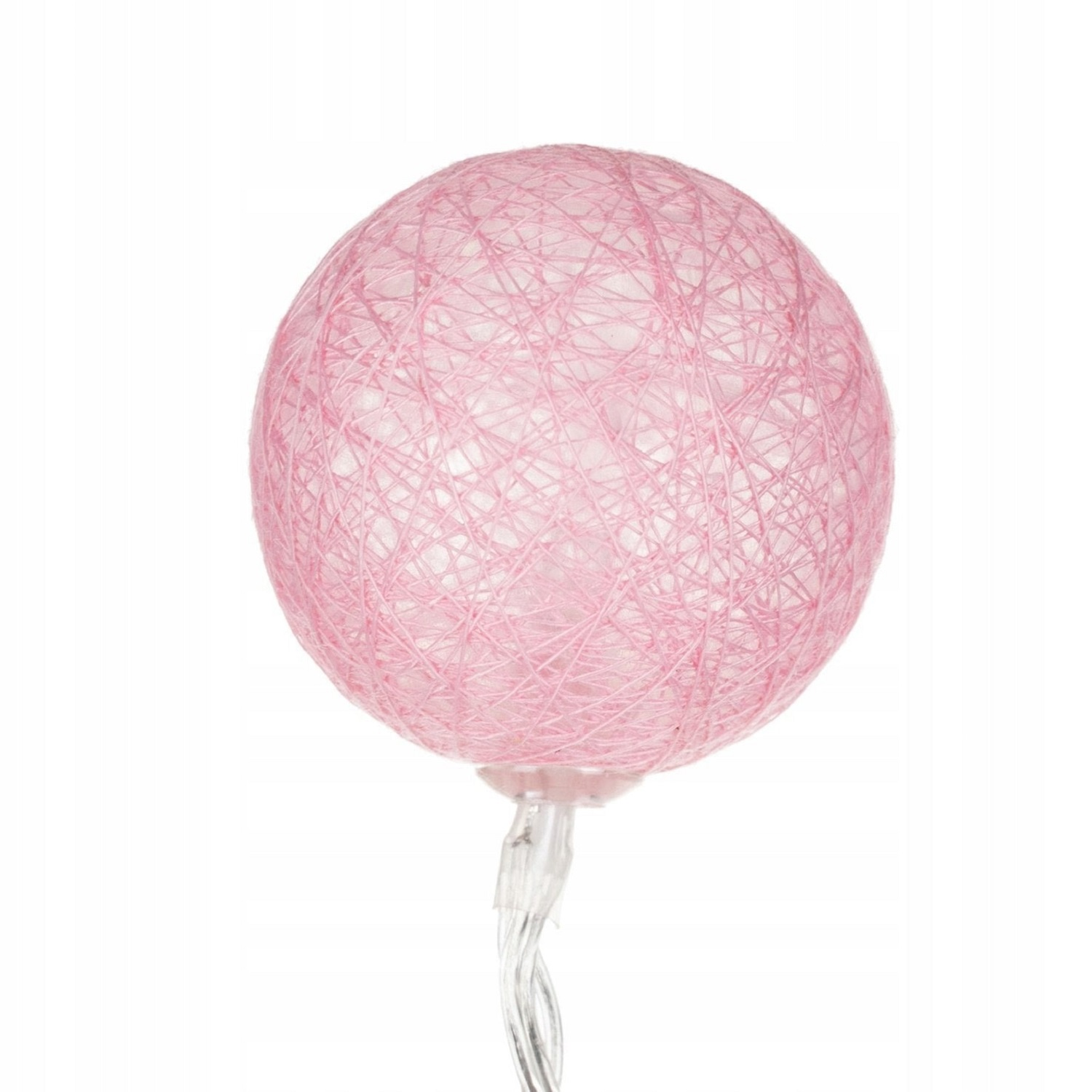 Una bola rosa de hilo unida a una cadena de luces.