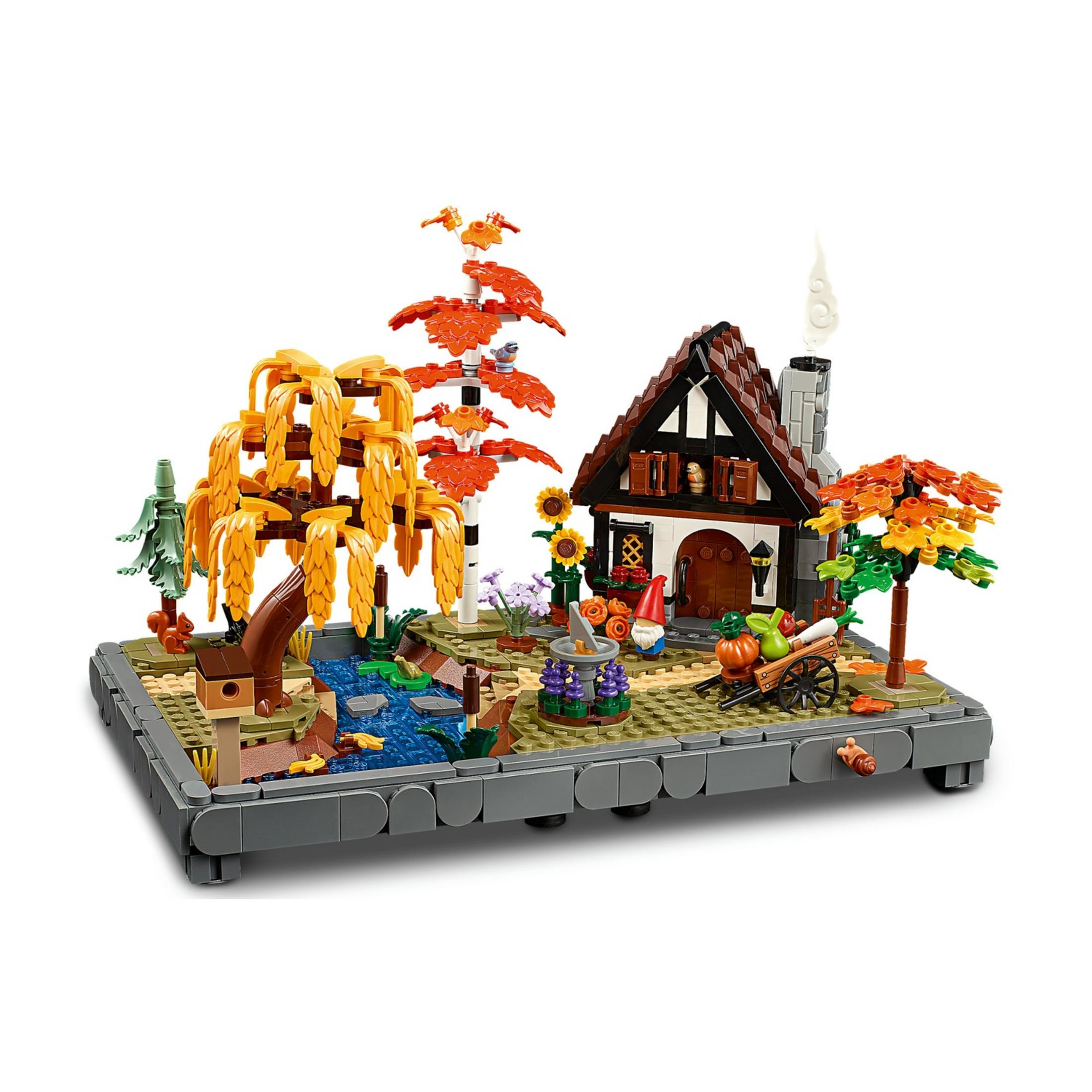 Diorama otoñal de Lego con casa, estanque, árboles y gnomo de jardín.