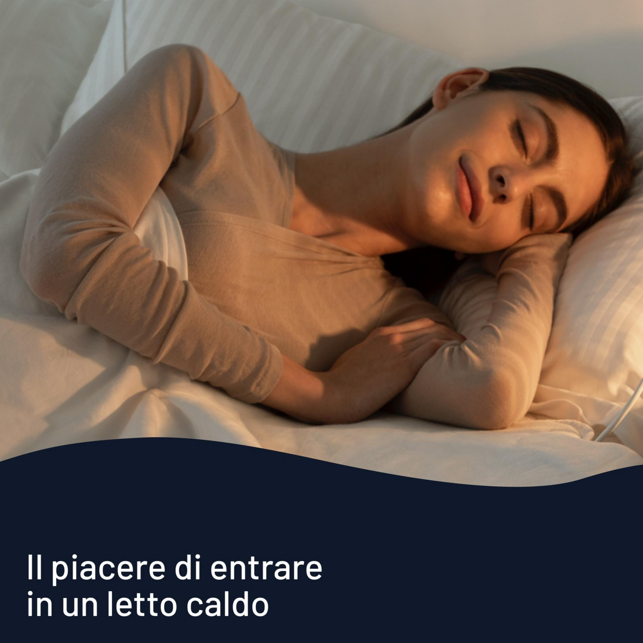 Una donna dorme serenamente in un letto caldo.
