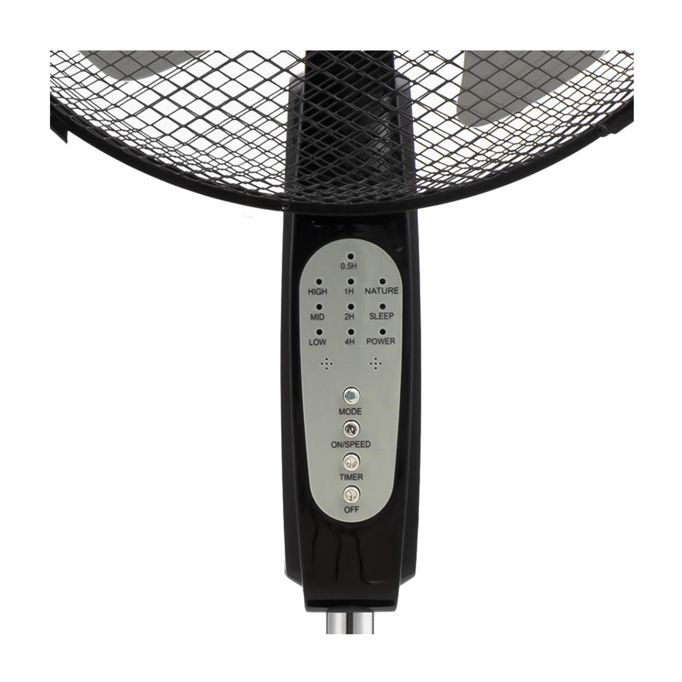 Primo piano del pannello di controllo di un ventilatore nero con varie impostazioni.
