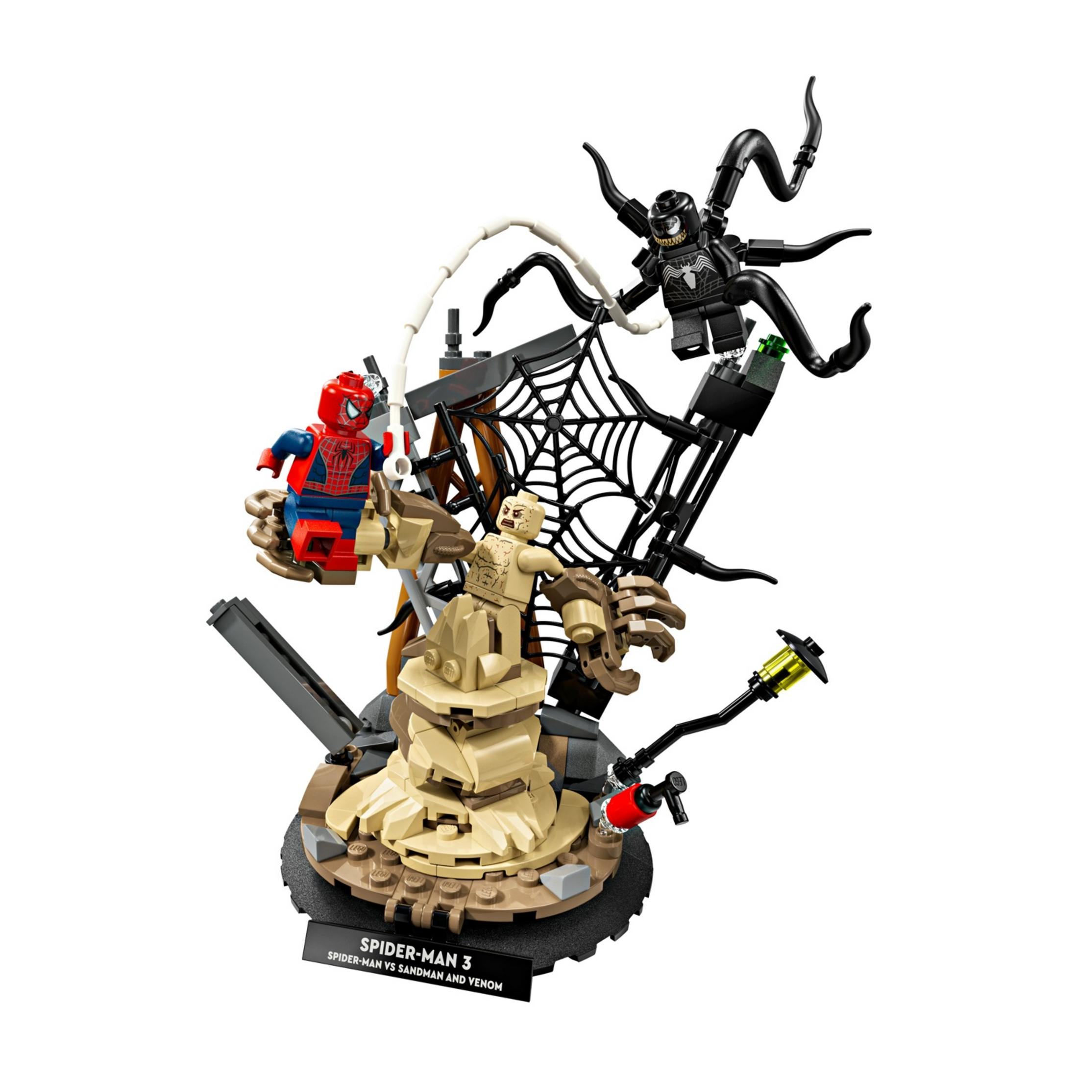 Figure Lego di Spider-Man, Sandman e Venom su un espositore a ragnatela.