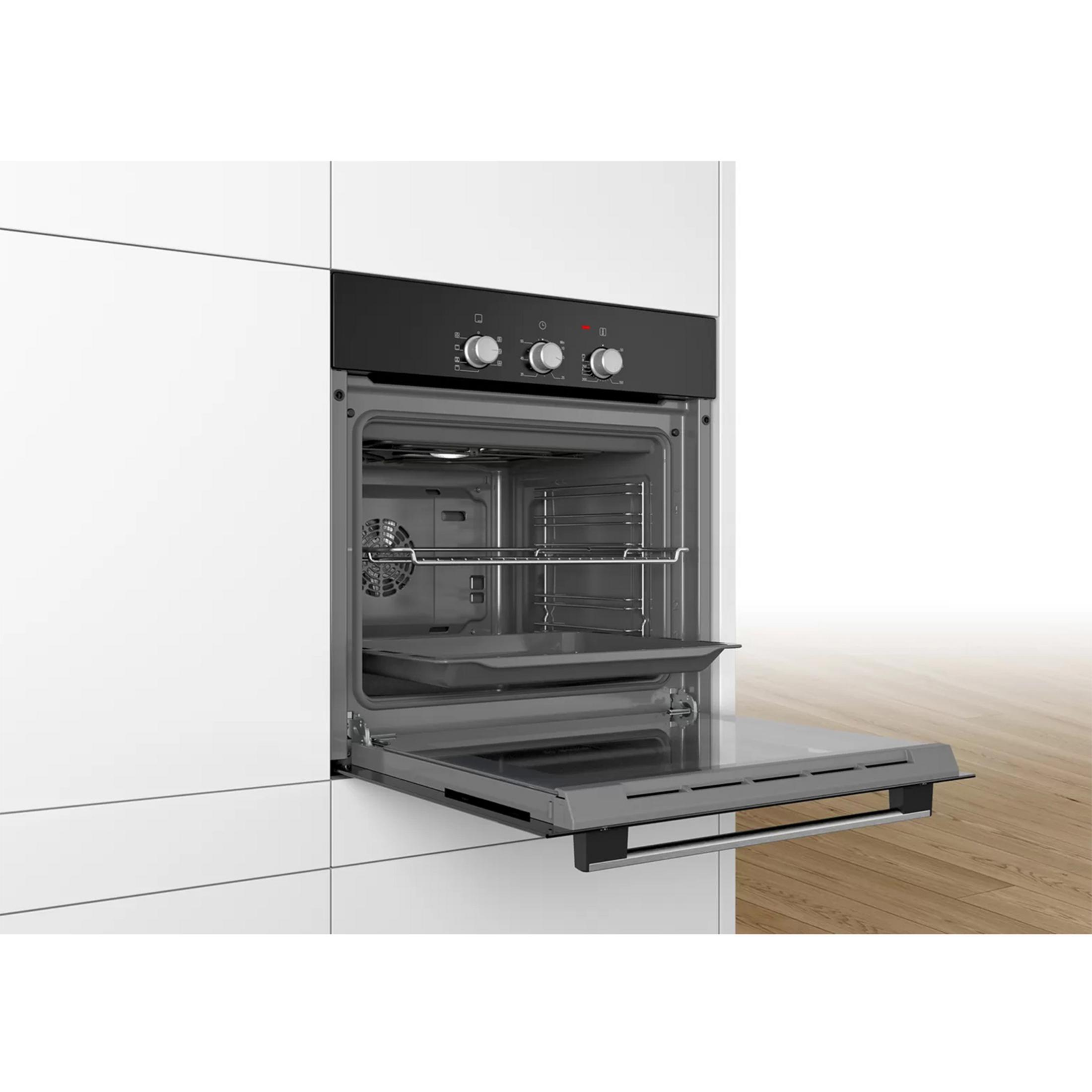 Un forno da incasso moderno con la porta aperta. All'interno sono visibili una griglia e una teglia.