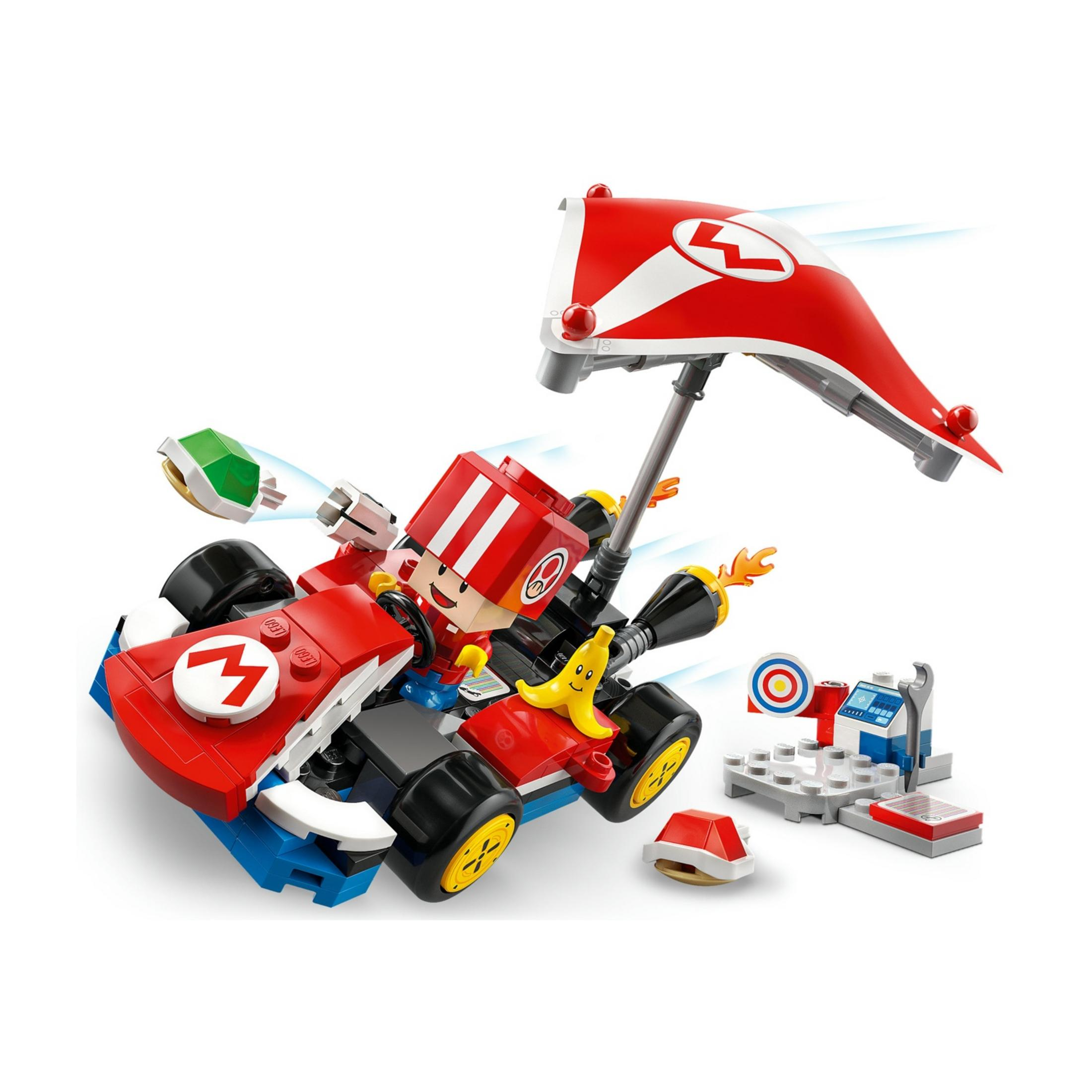 Mario dans son kart avec un auvent rouge, lançant une carapace verte.