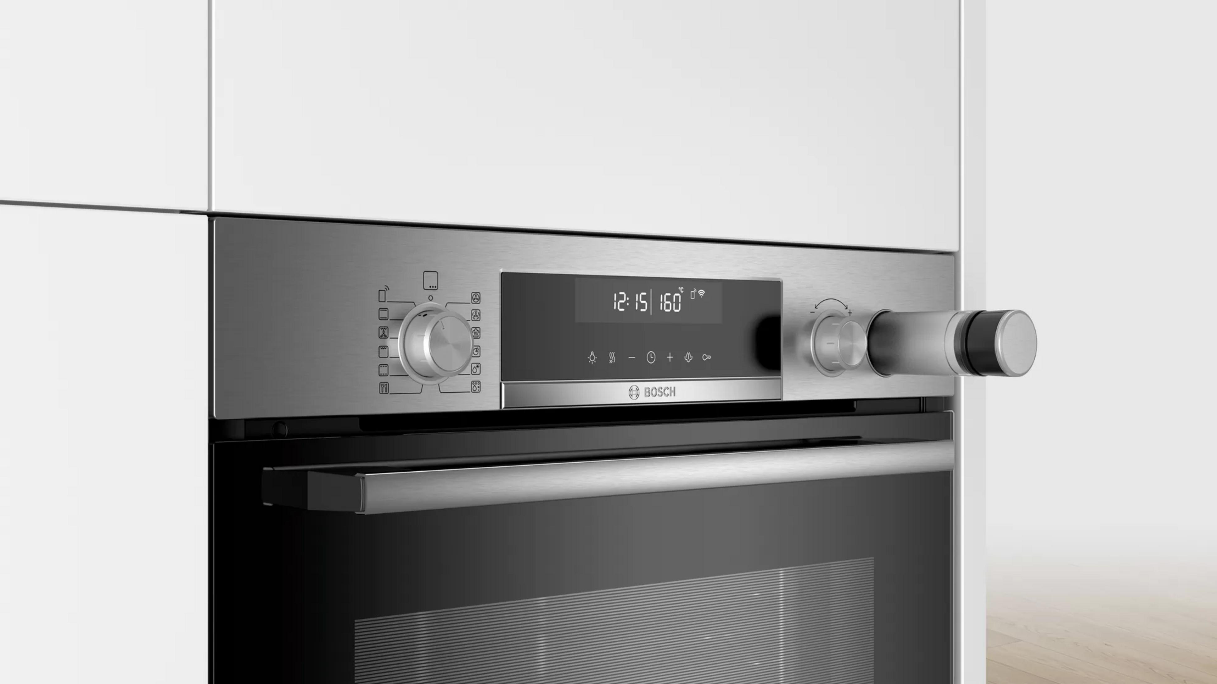 Un horno empotrable moderno con pantalla digital y mandos giratorios.