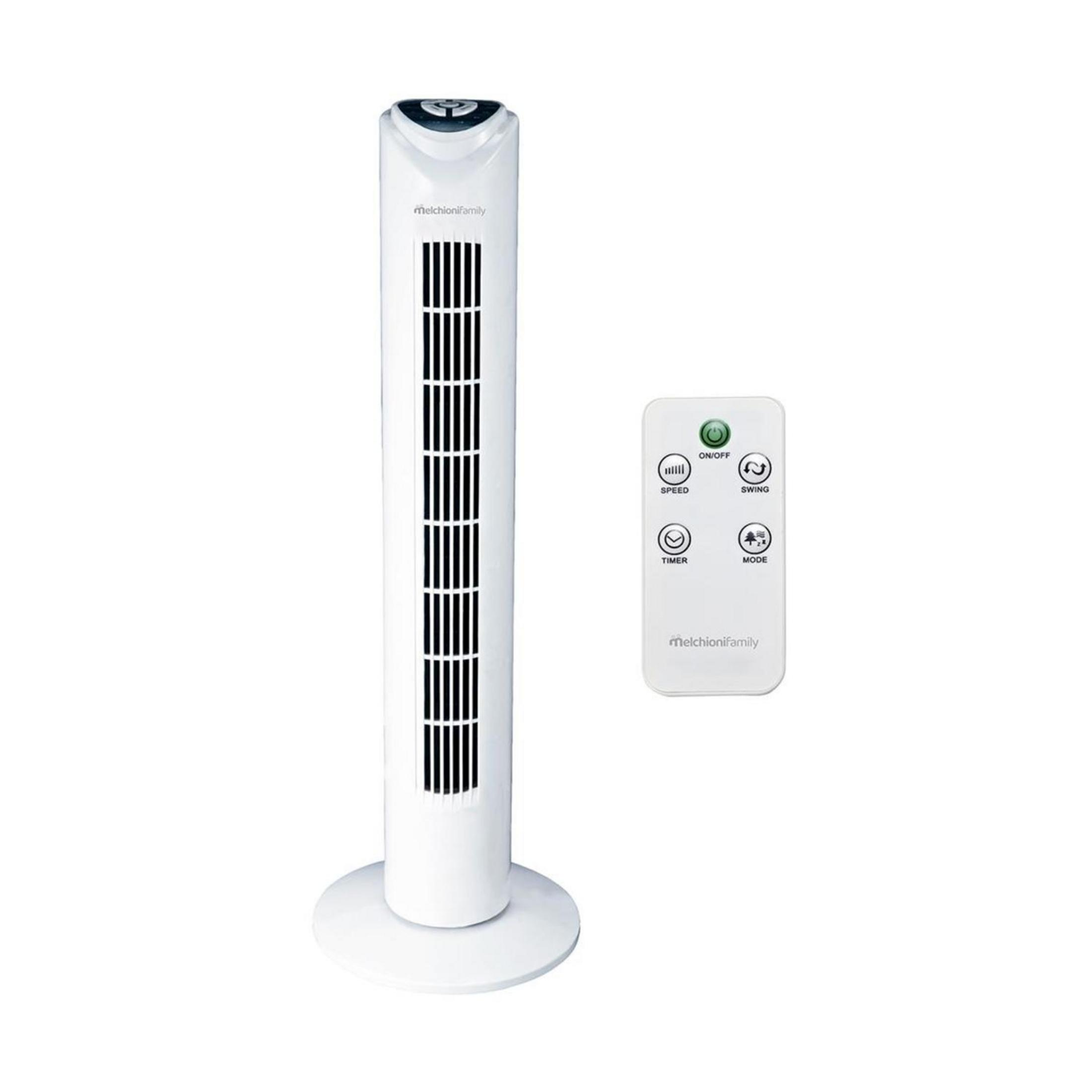 Ventilatore a torre bianco con telecomando su sfondo bianco.