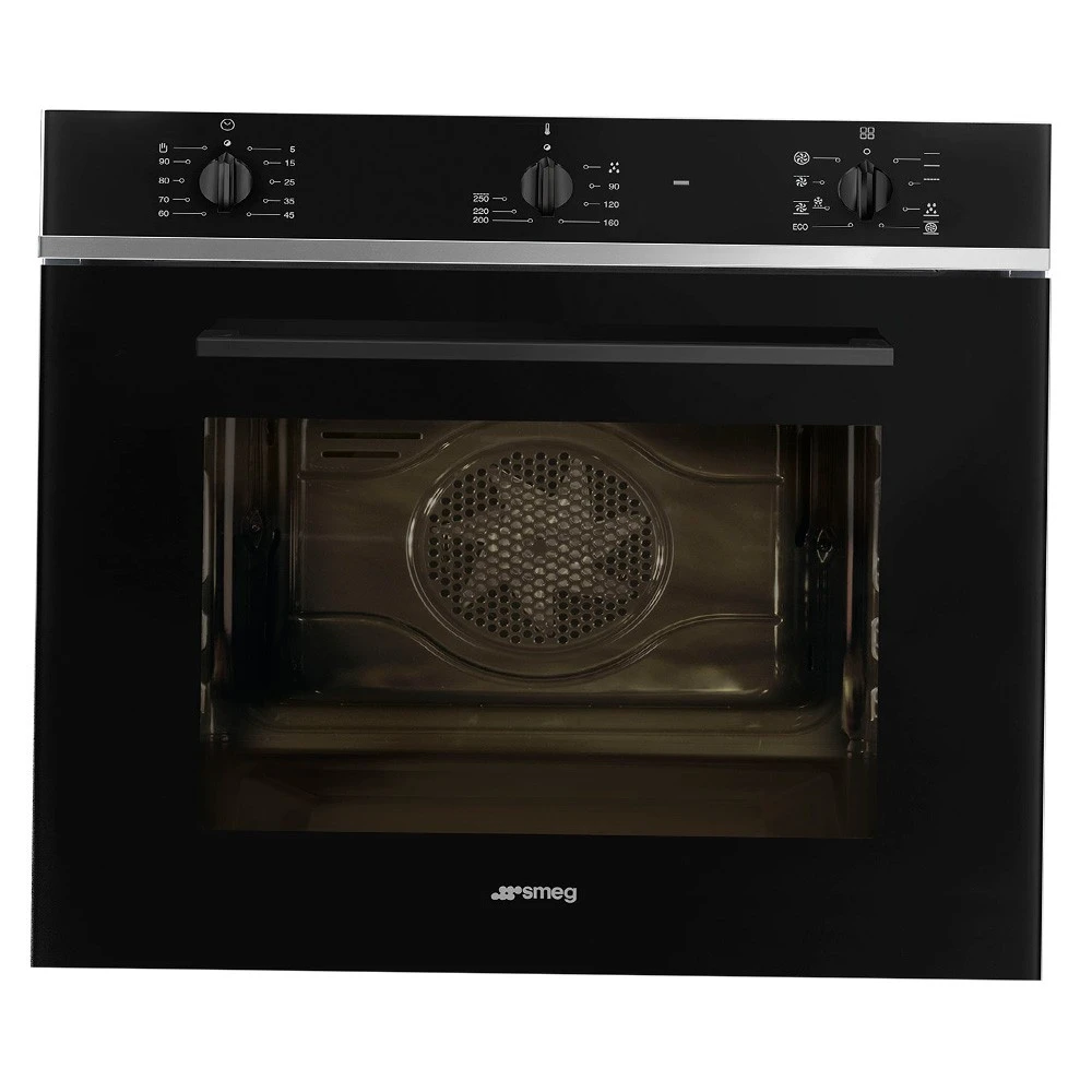 Un forno da incasso nero con maniglia argentata e pannello di controllo con manopole.