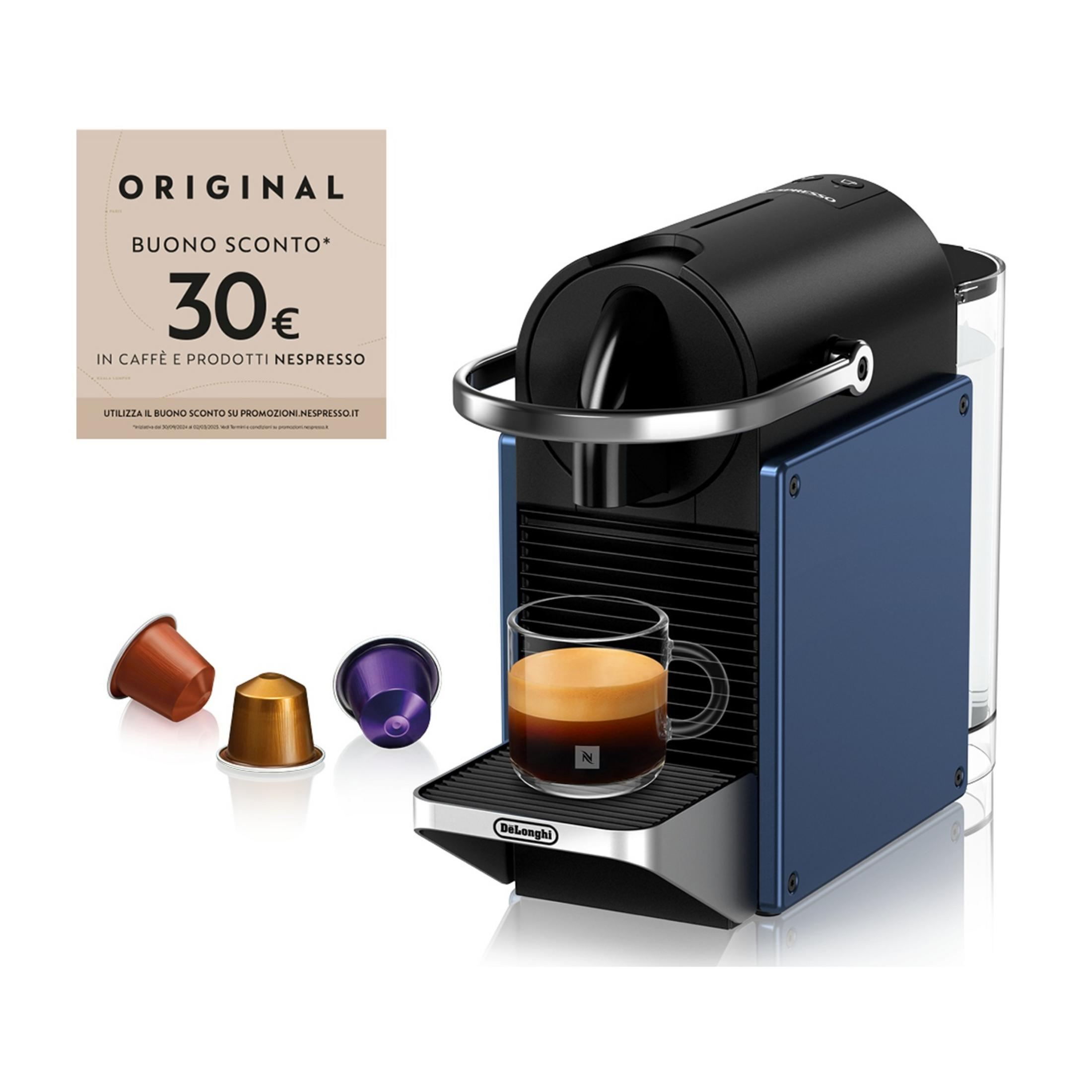 Niebieska maszyna do kawy Nespresso z filiżanką espresso i trzema kapsułkami.