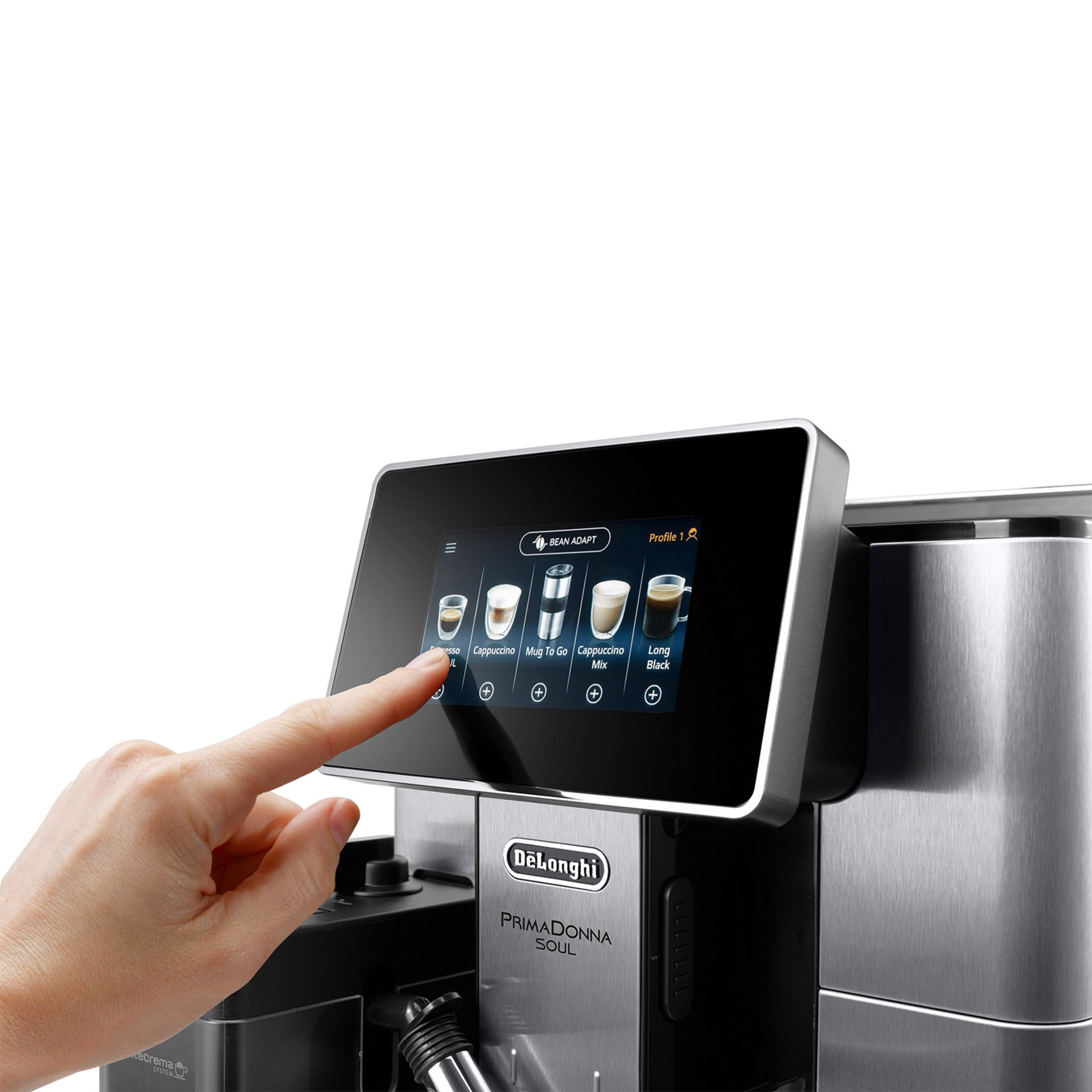 Eine Hand berührt den Touchscreen einer Kaffeemaschine mit Kaffeeoptionen.