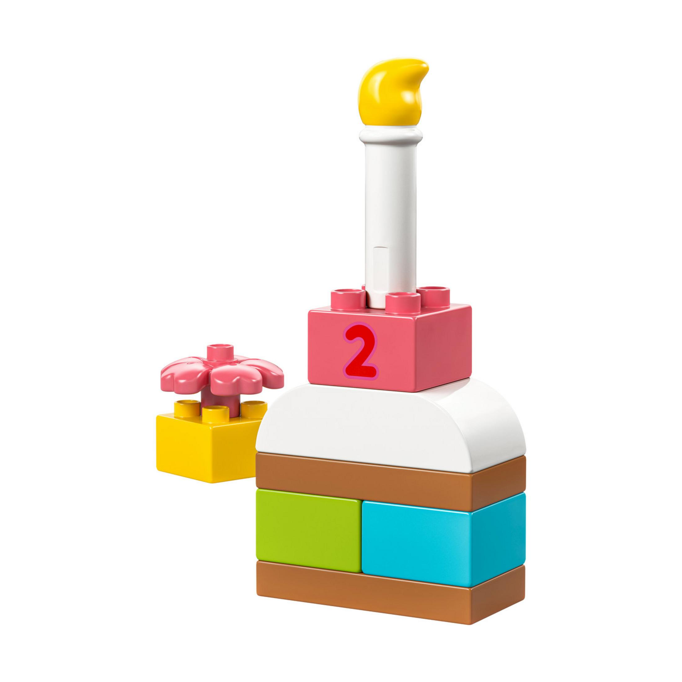 Un gâteau d'anniversaire LEGO avec bougie et le chiffre 2, à côté d'un bloc cadeau.