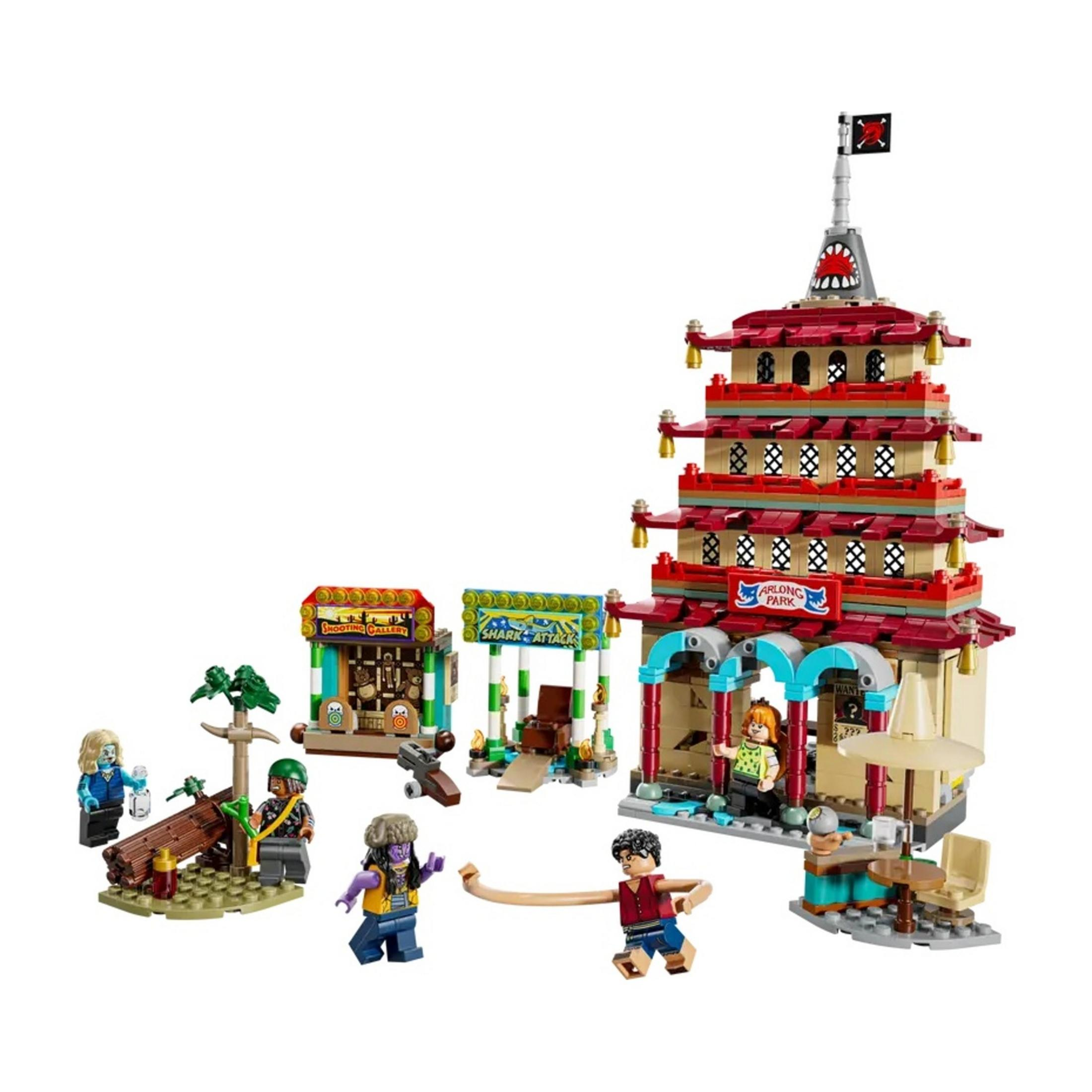 Kule, karnaval oyunları ve figürler içeren bir Lego oyun seti.