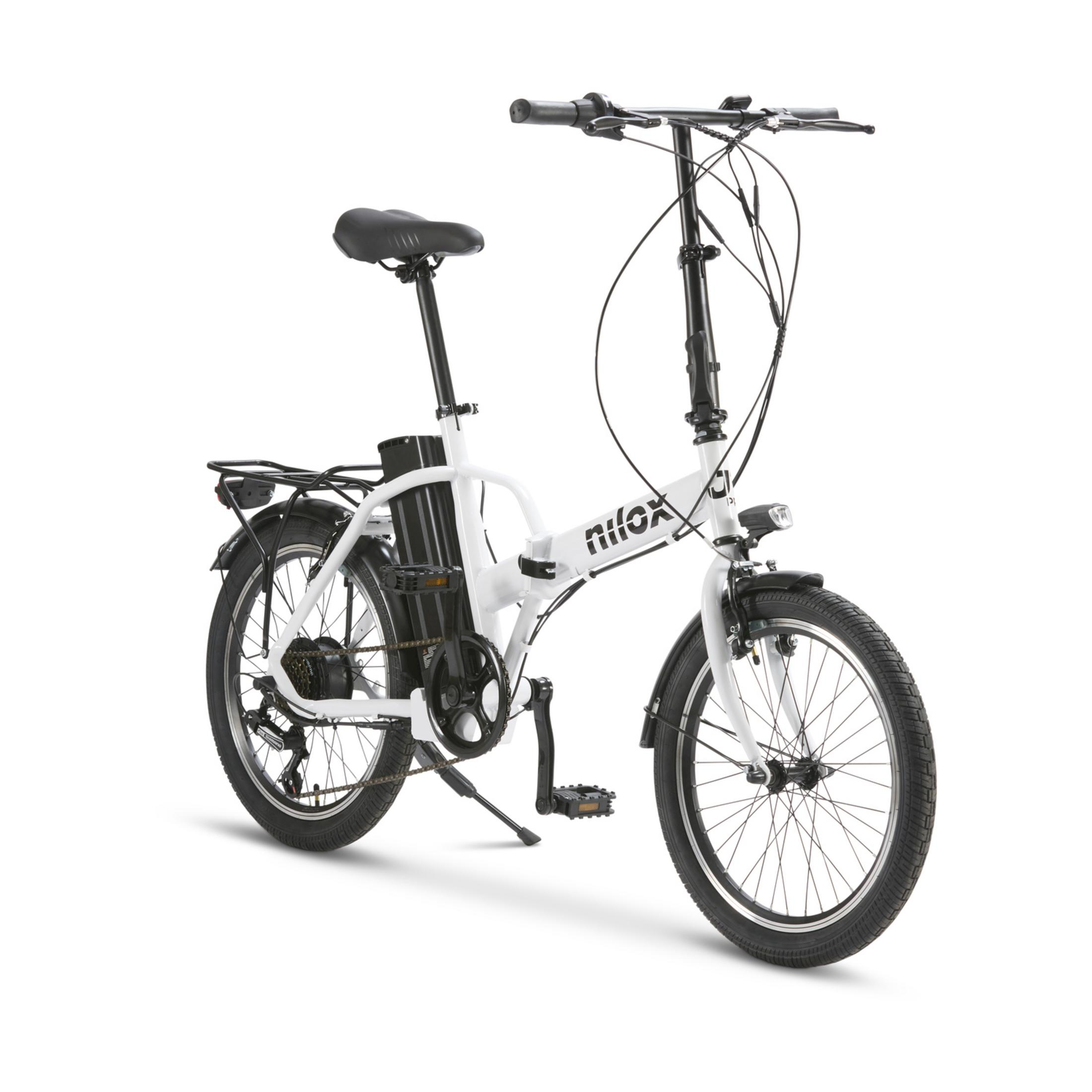 Biały składany rower elektryczny z czarnym bagażnikiem i baterią.