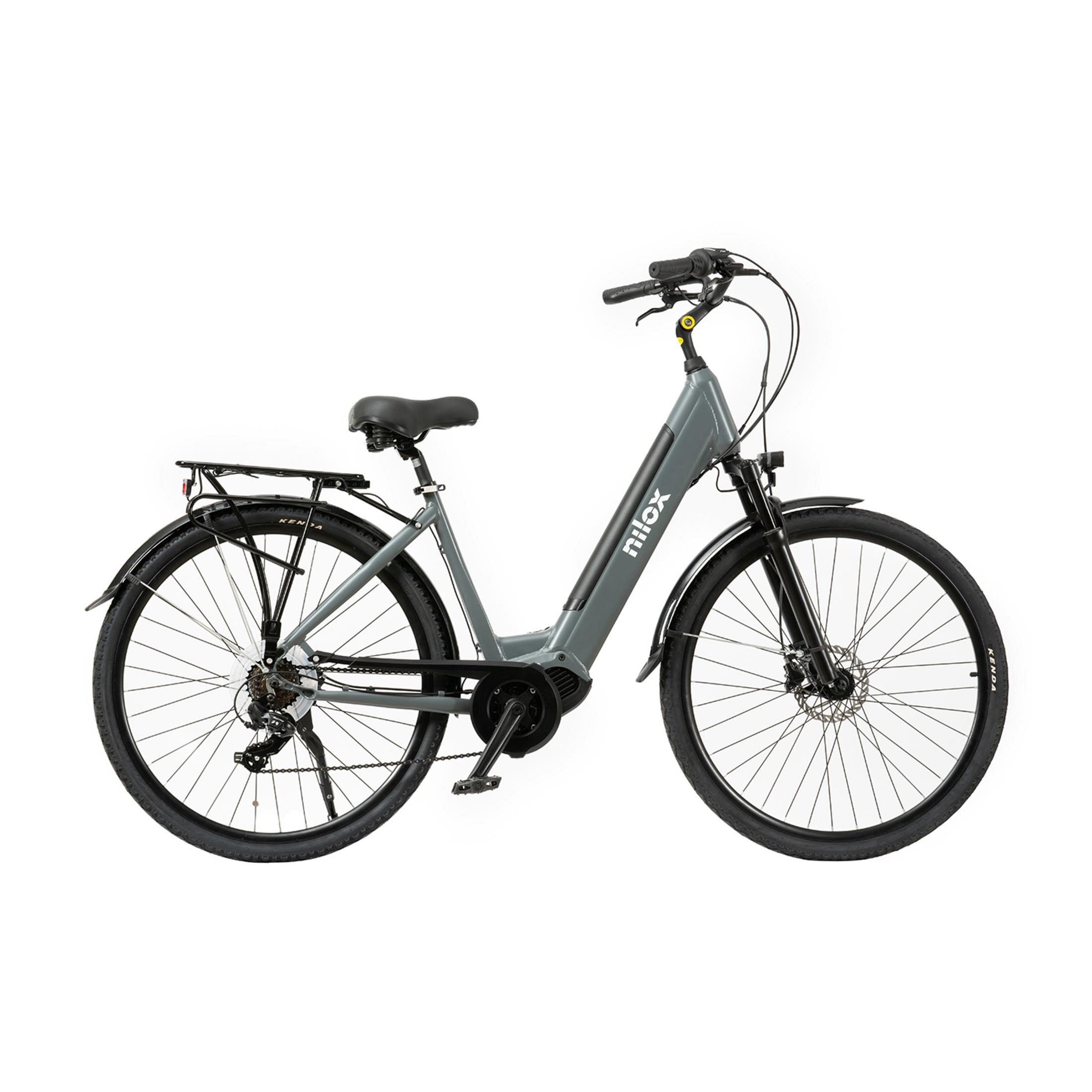 Una bicicletta elettrica grigia con parafanghi, ruote e portapacchi neri. La parola 'nilox' è sul telaio.