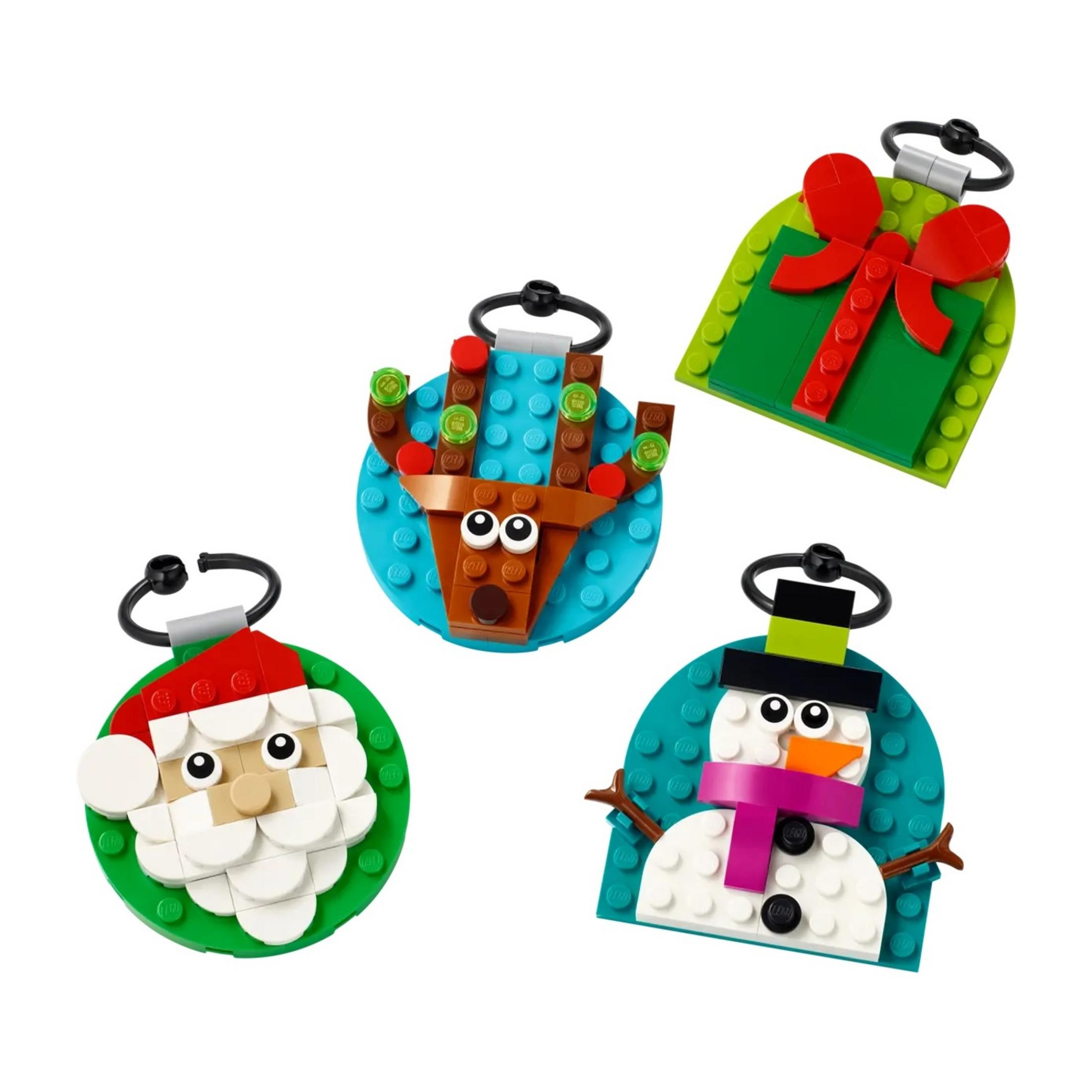 Cztery ozdoby Lego: Święty Mikołaj, renifer, bałwan i prezent.