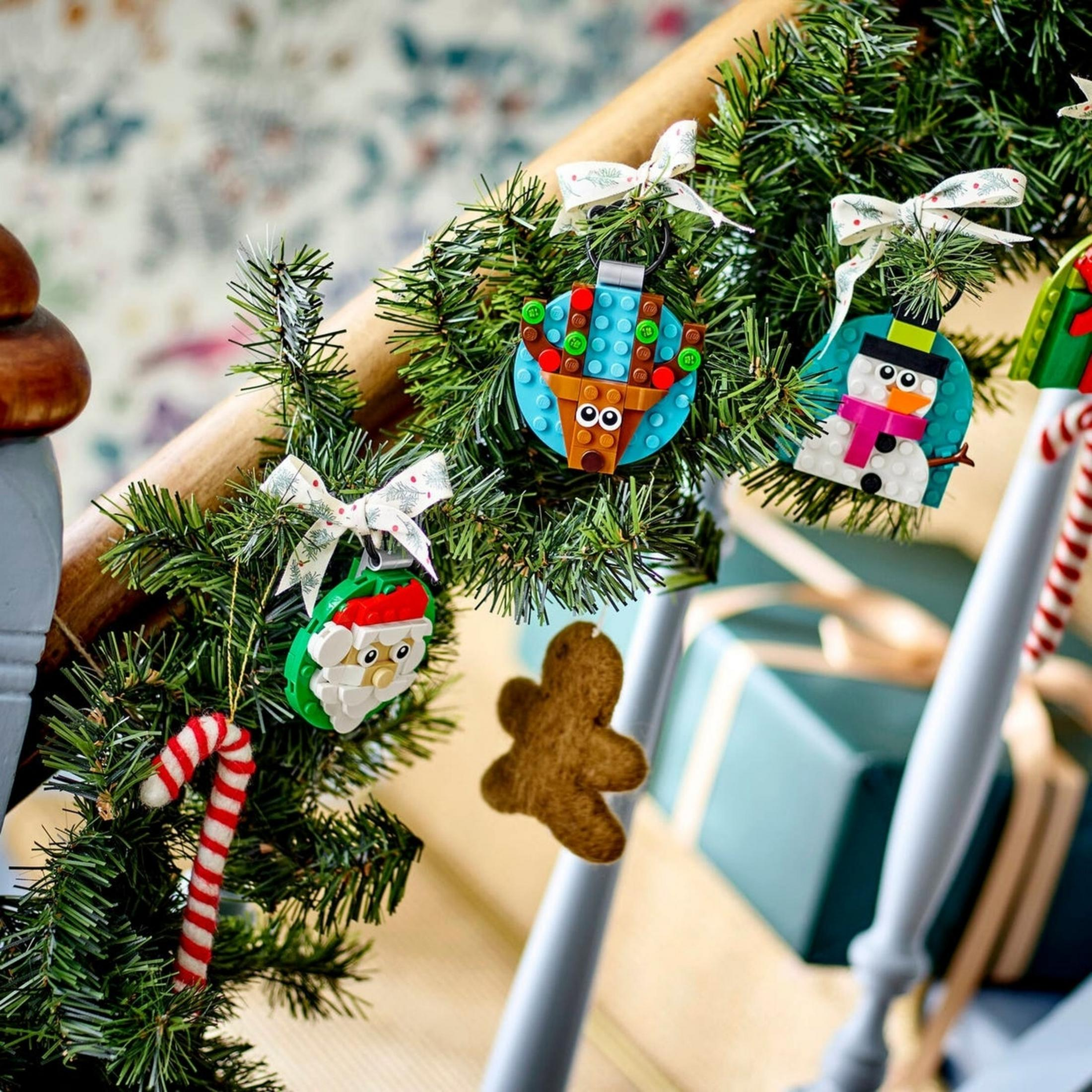 Ozdoby choinkowe: renifer, bałwan, Święty Mikołaj, laska cukrowa, piernikowy ludzik na drzewku.