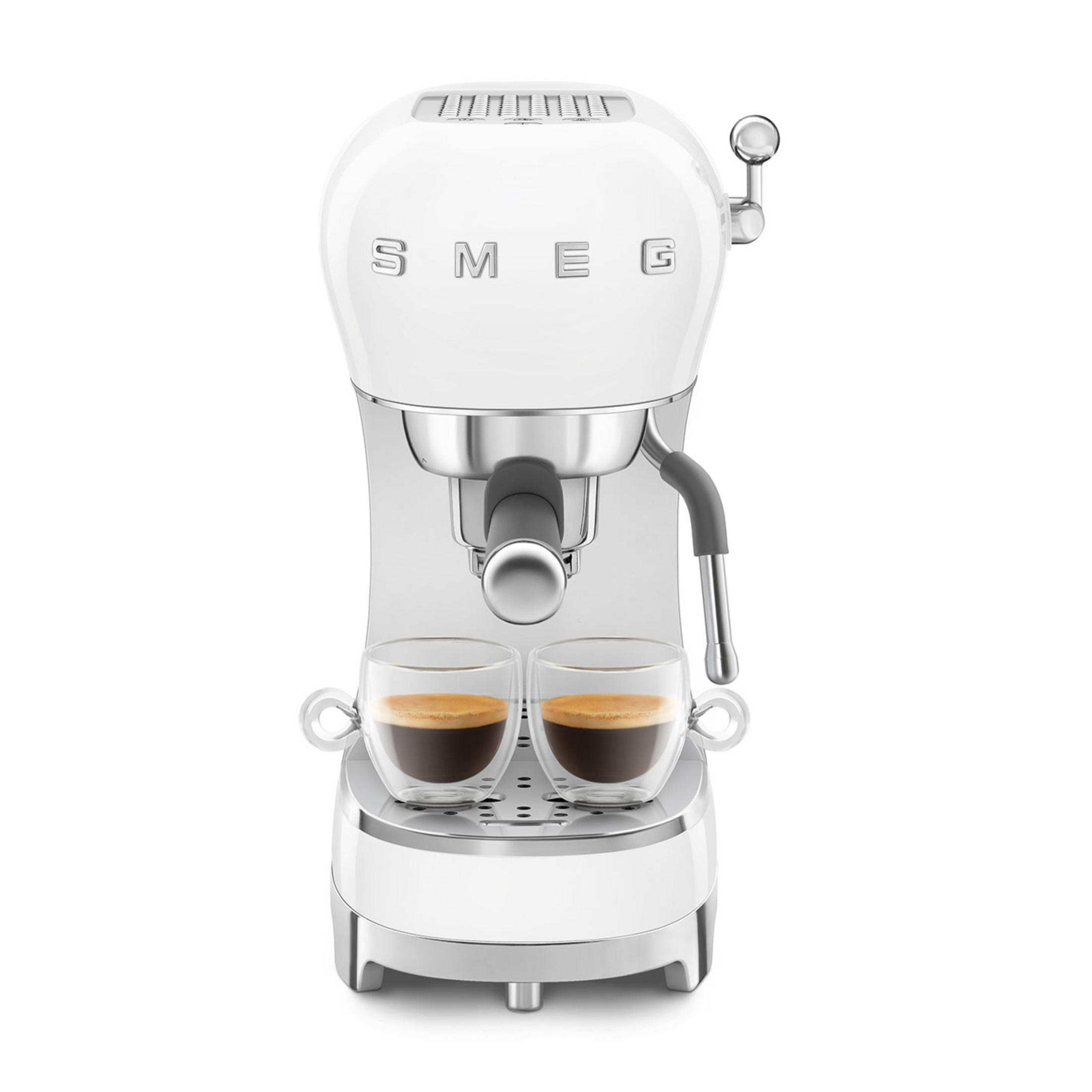 Weiße Espressomaschine mit zwei Tassen Espresso und Chromdetails.