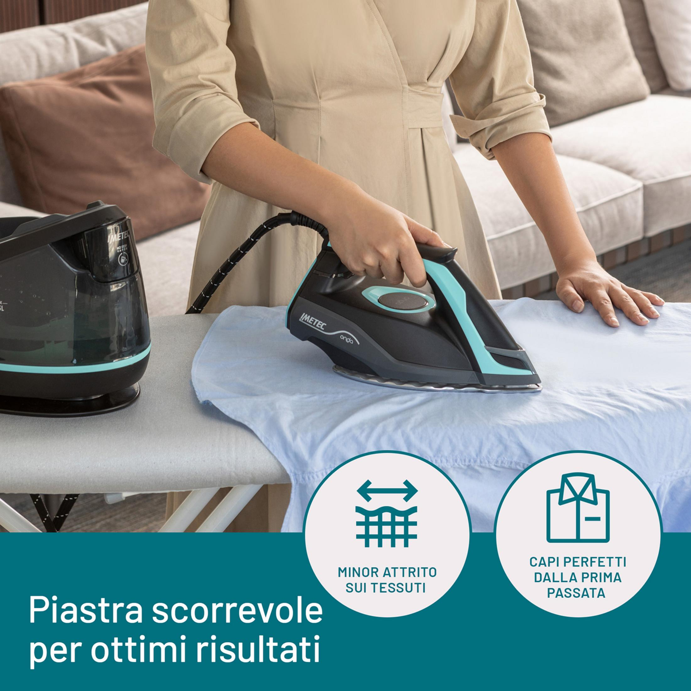 Una persona plancha una camisa azul sobre una tabla de planchar con una plancha de vapor.