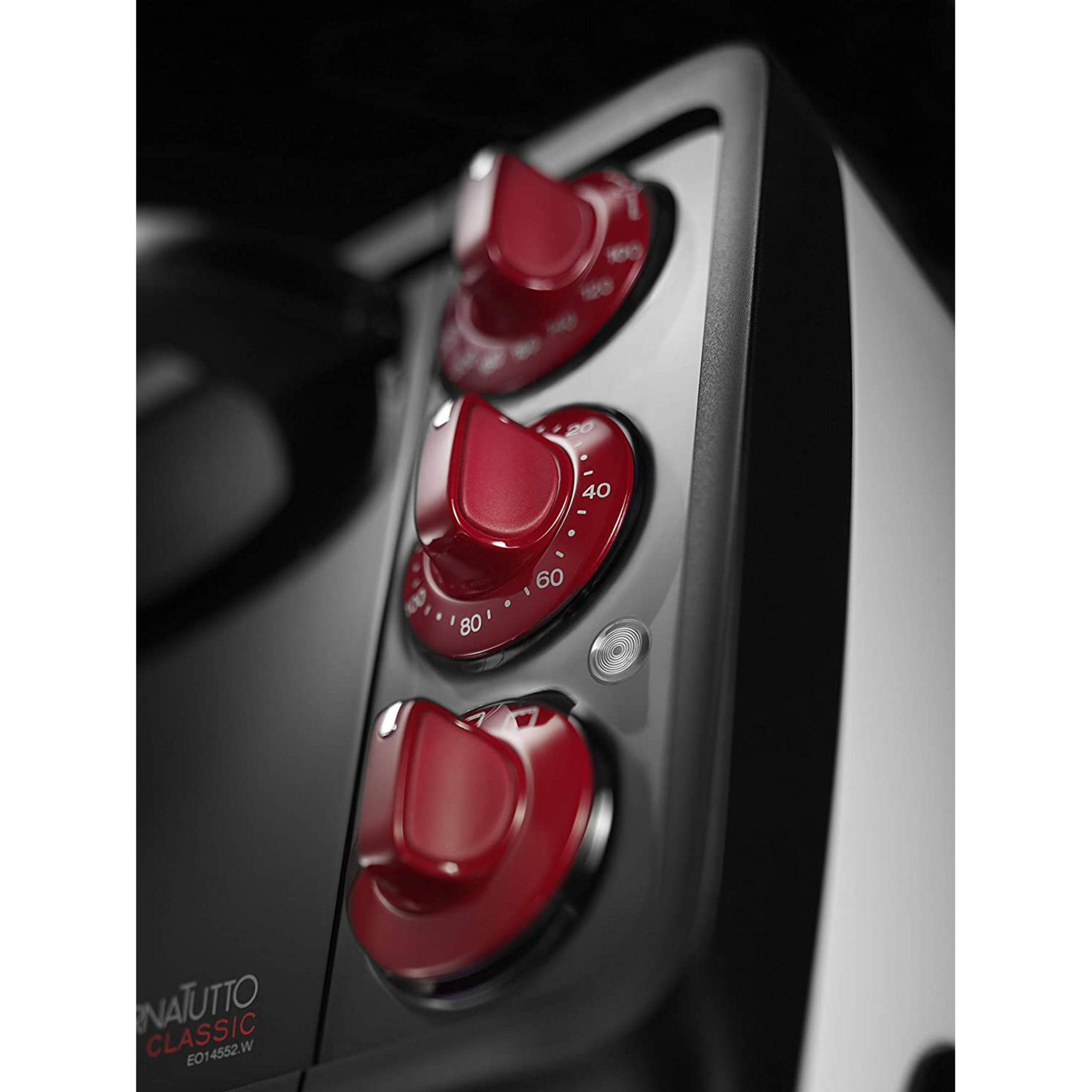 Czerwone pokrętła z podziałkami na ciemnym urządzeniu. Na TUTTO CLASSIC.