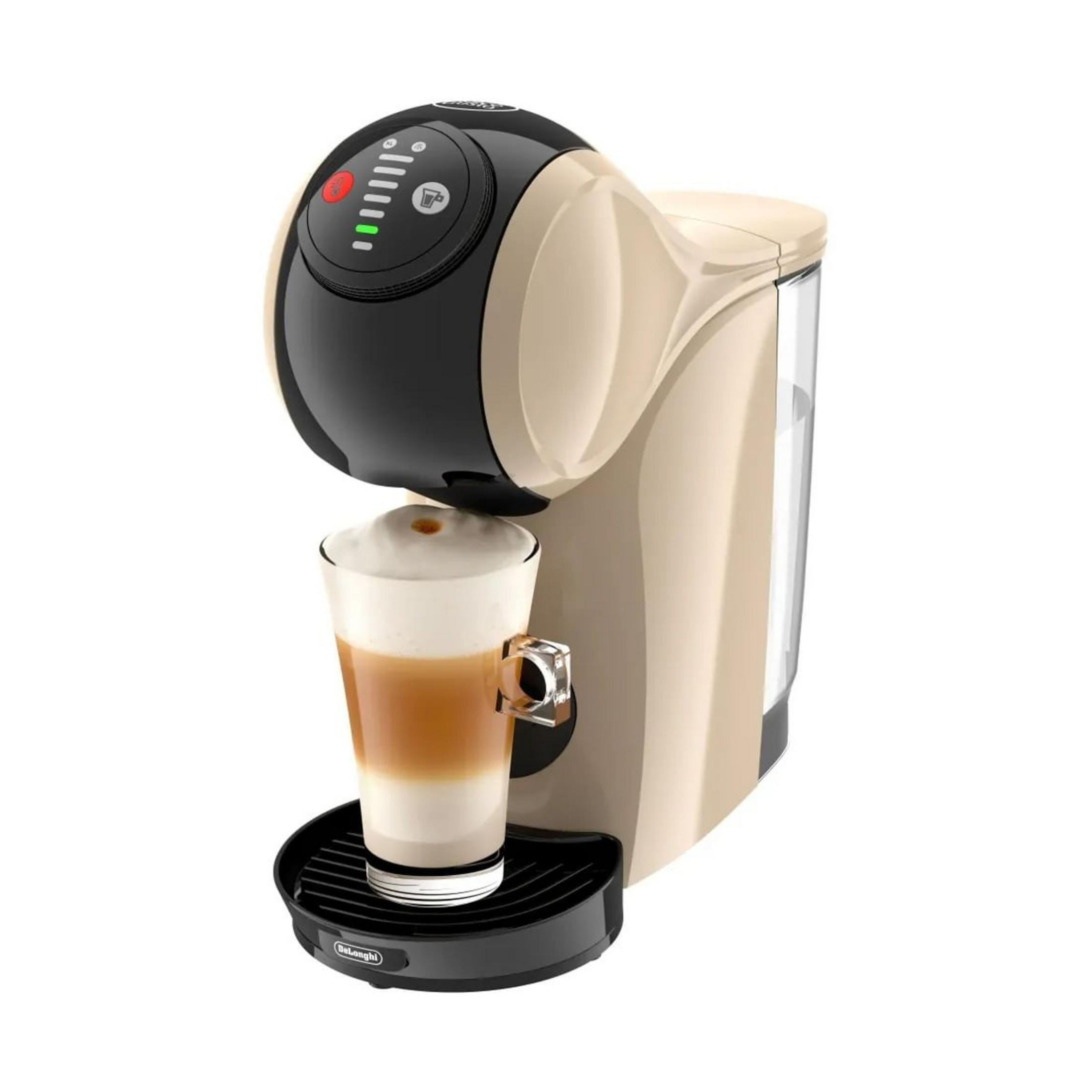 Beżowo-czarna ekspres do kawy ze szklanką latte macchiato.