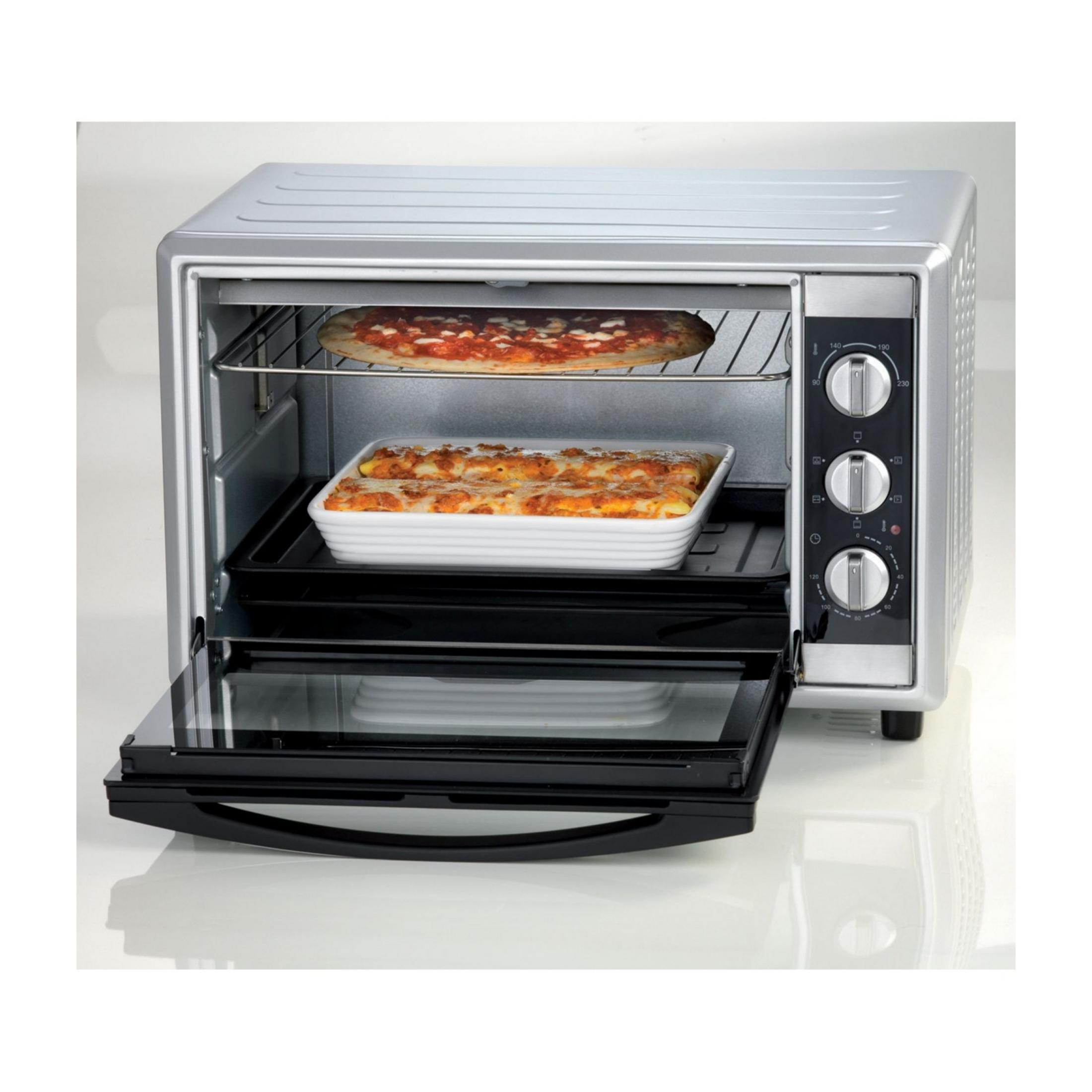 Horno plateado de encimera con puerta abierta, pizza arriba, cazuela abajo.