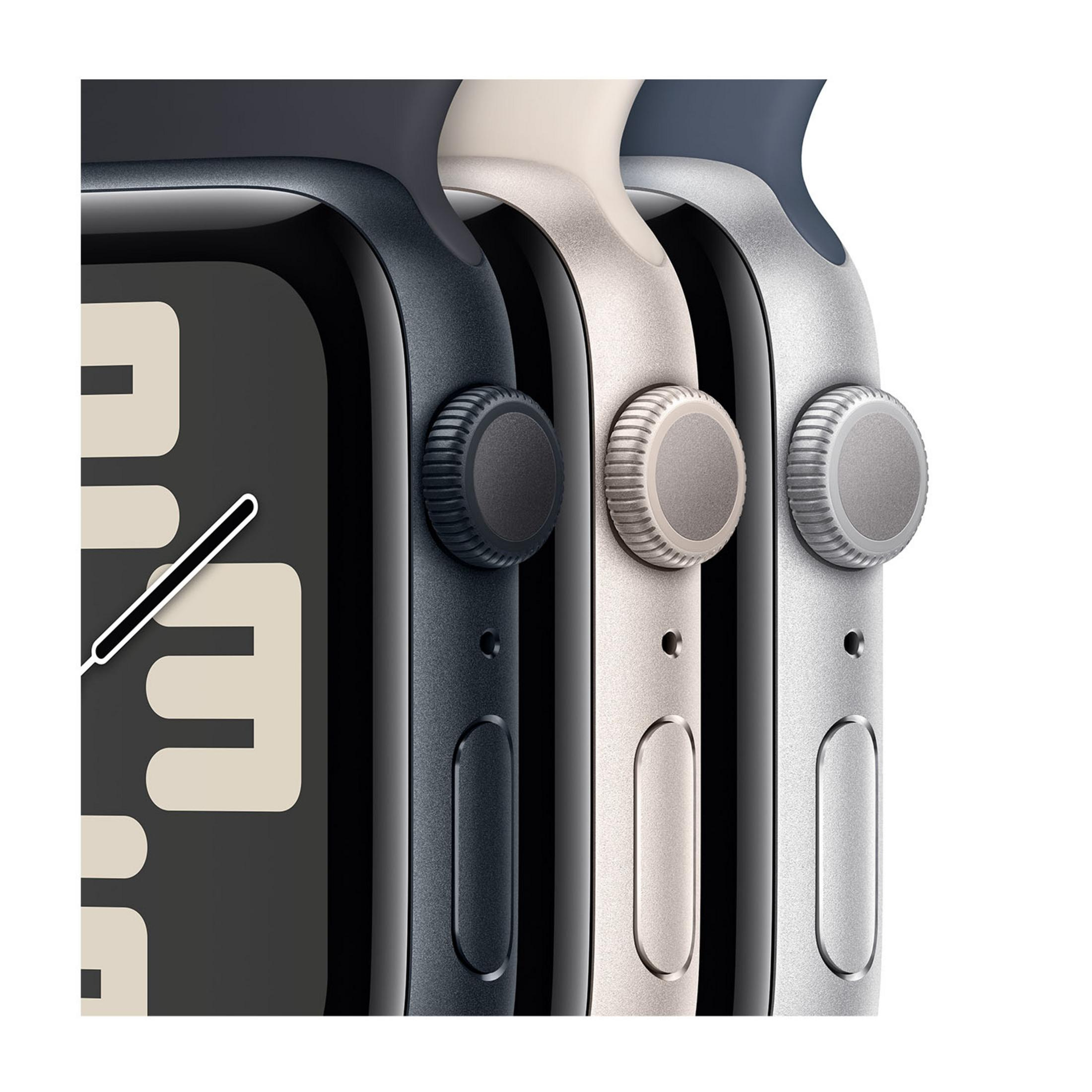 Tre smartwatch una accanto all'altra: blu scuro, oro e argento.