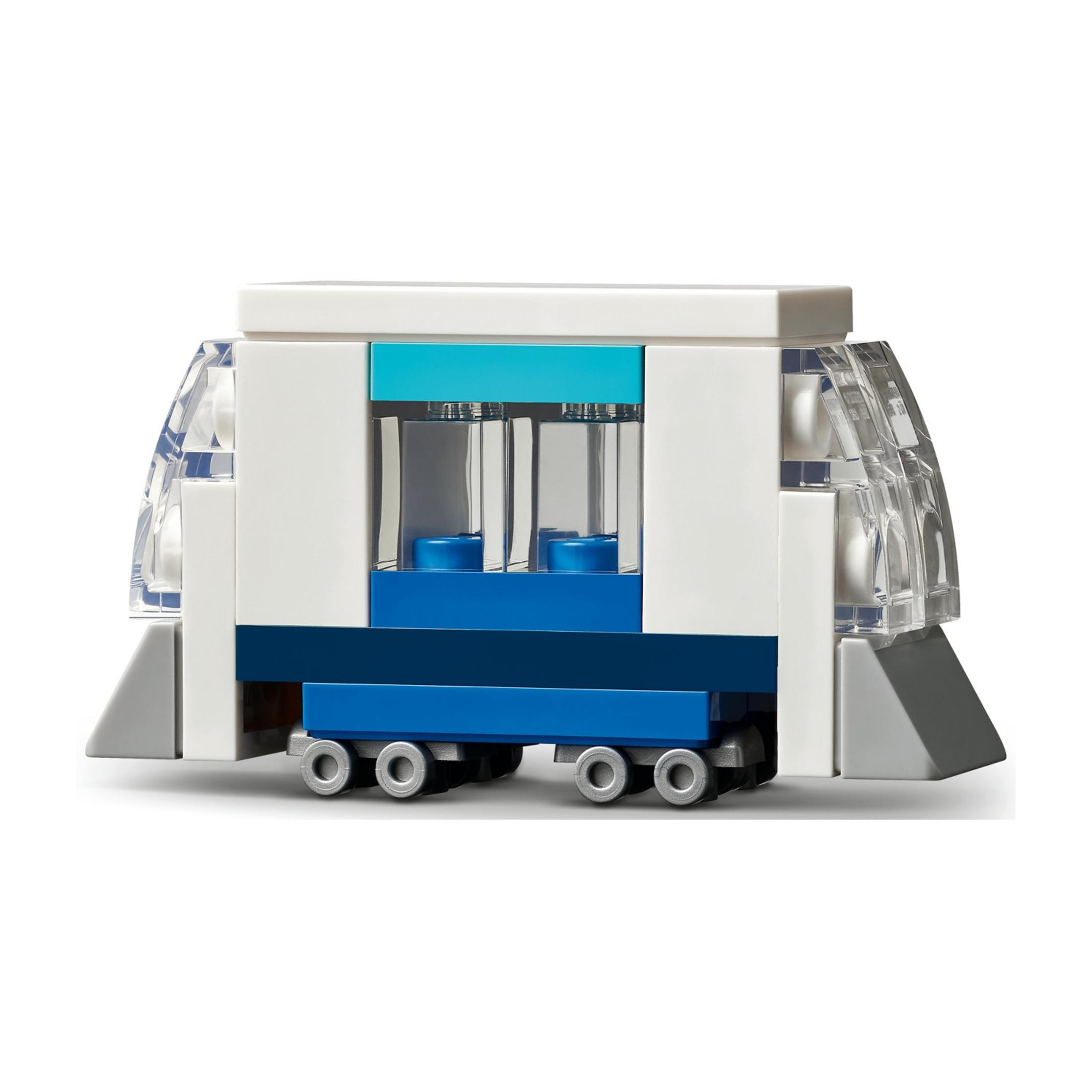 Ein weißes und blaues Lego-Fahrzeug mit transparenten Fenstern und vier Rädern.