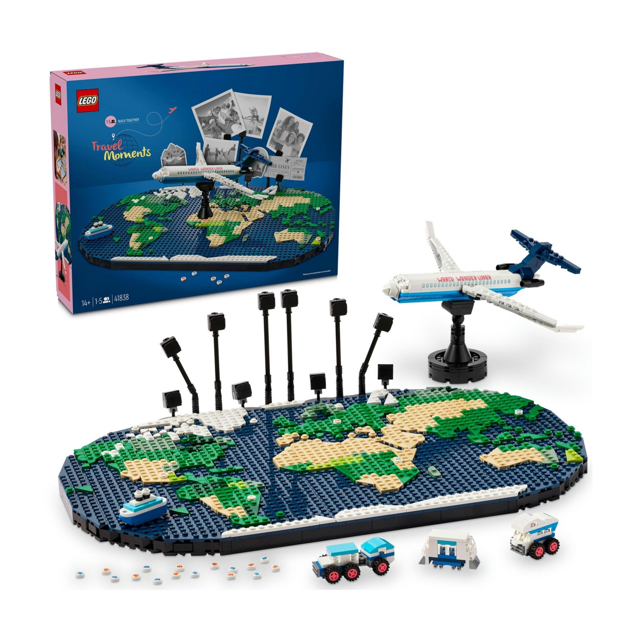 LEGO-Weltkarte mit Flugzeug, Schiff und Fahrzeugen daneben.