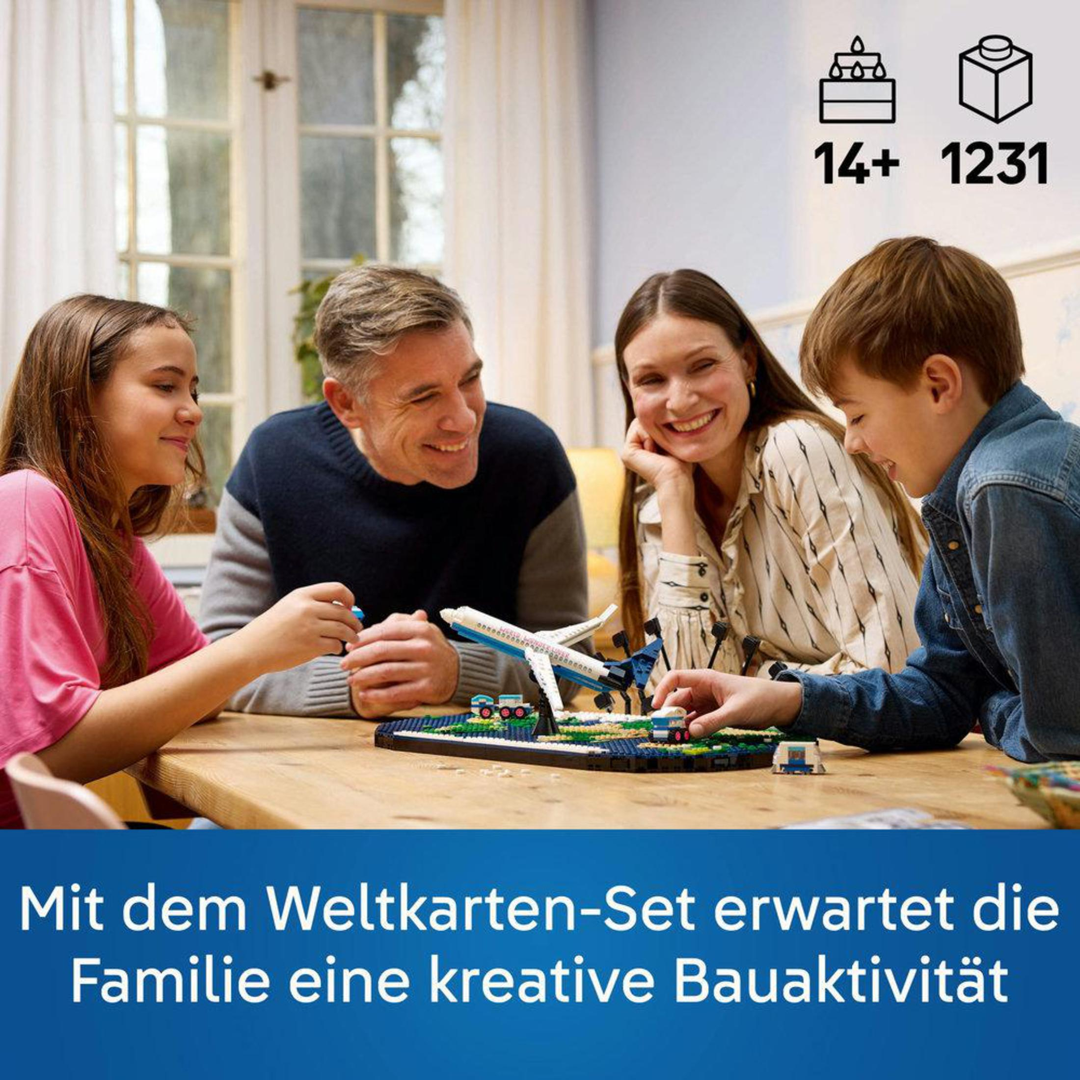 Eine Familie baut gemeinsam ein Lego-Flugzeugmodell an einem Holztisch.