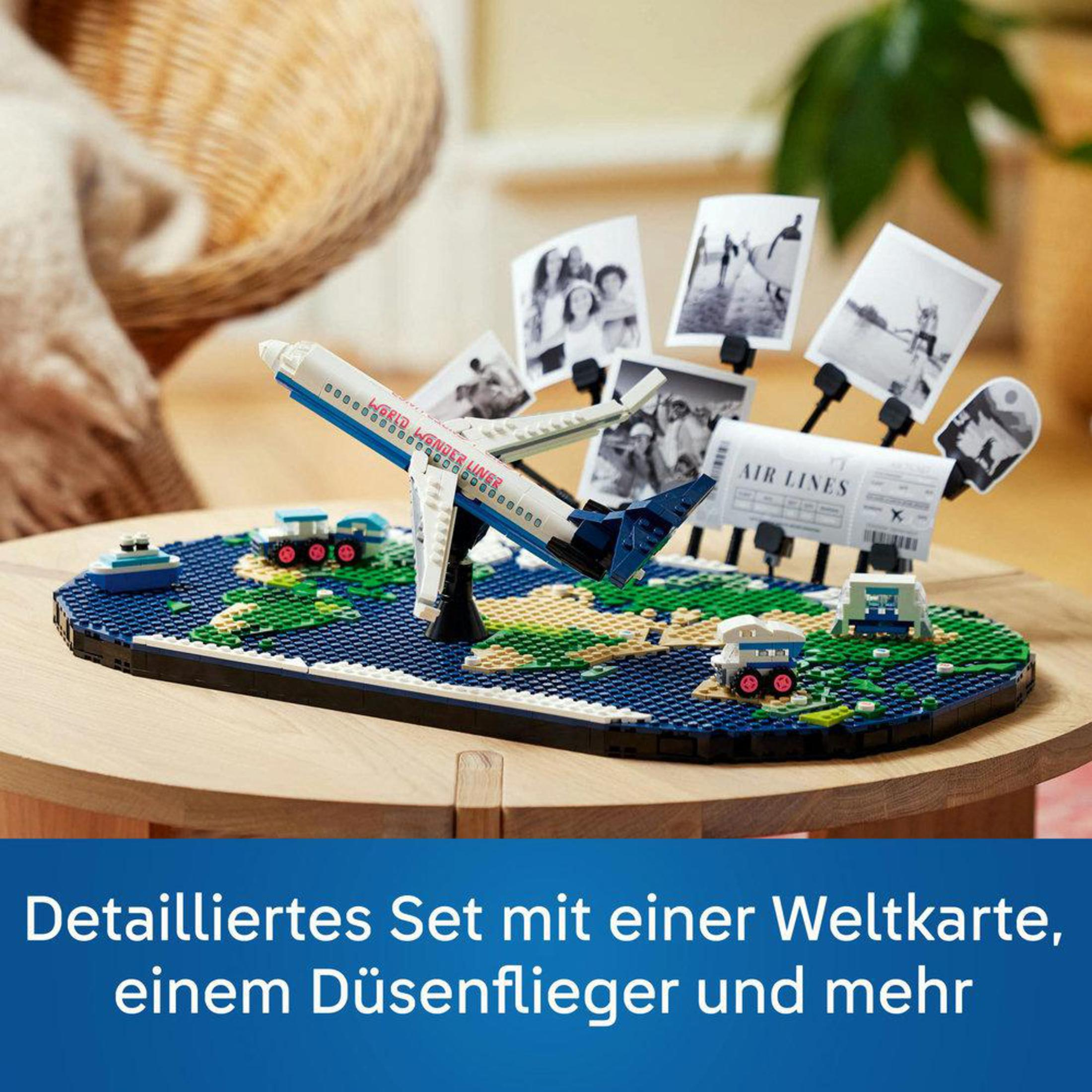 Ein Flugzeugmodell auf einer Weltkarte mit Fotos und einem Flugticket.