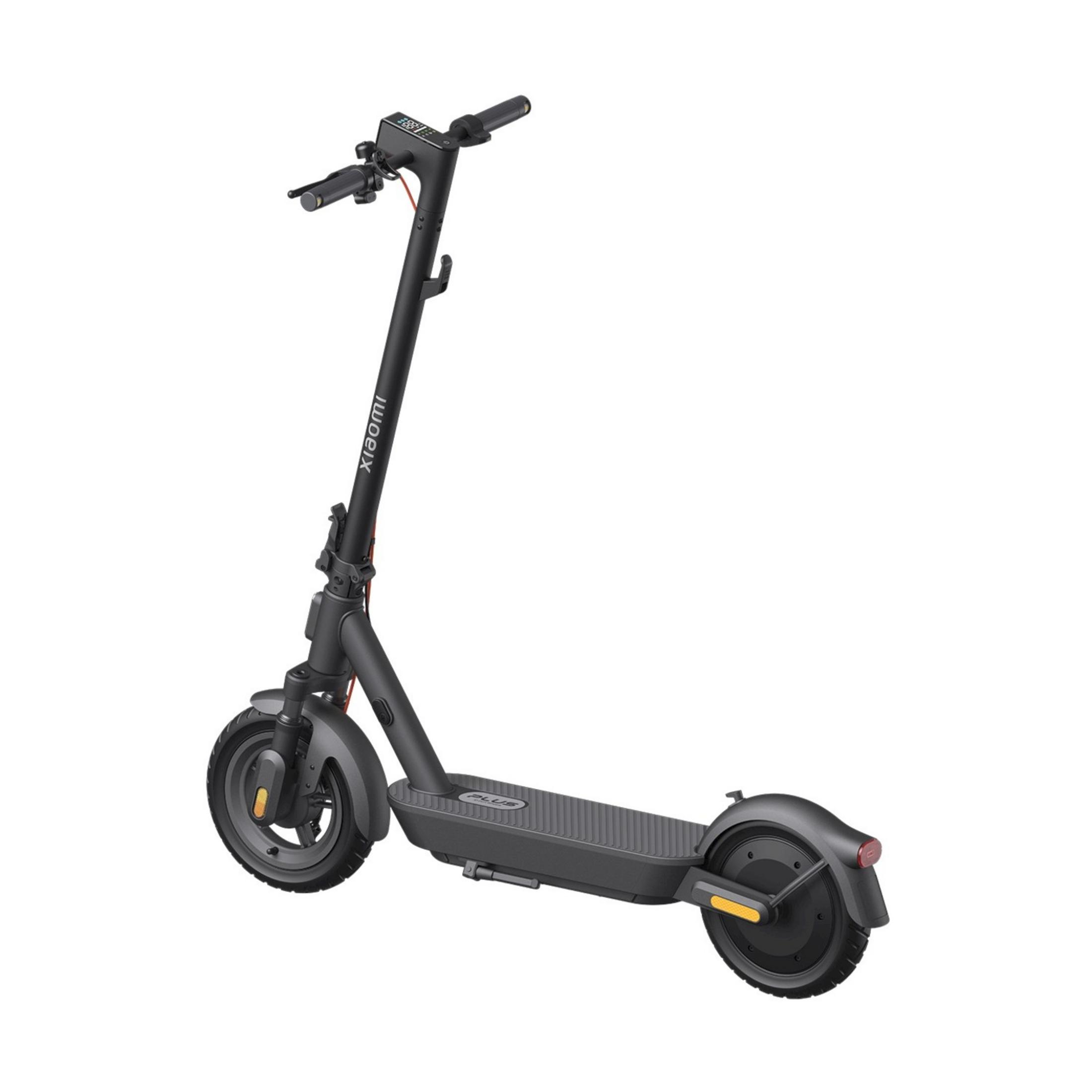 Uno scooter elettrico Xiaomi nero con display e accenti rossi sta isolato.