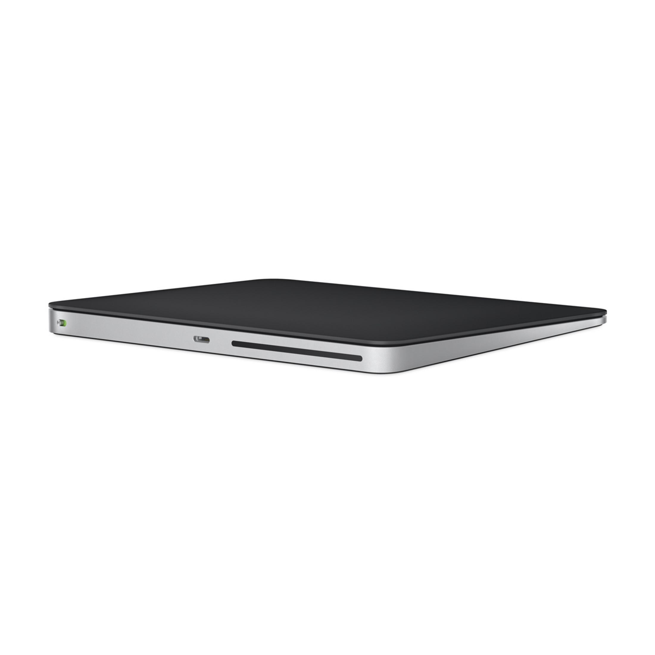 Czarny Apple Magic Trackpad z srebrną krawędzią na białym tle.