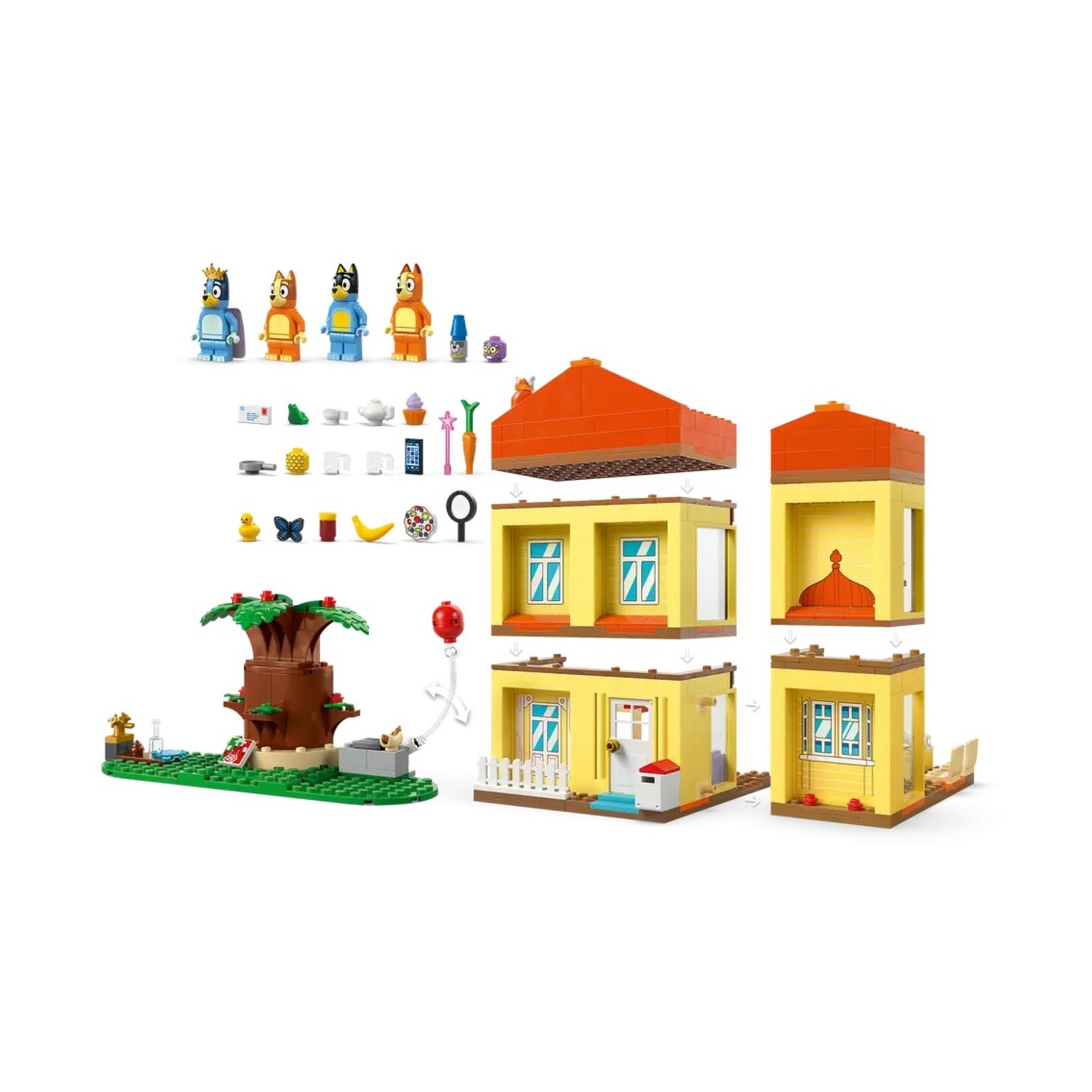 Figürler, ağaç ev, ev ve aksesuarlar içeren Lego seti beyaz arka planda.