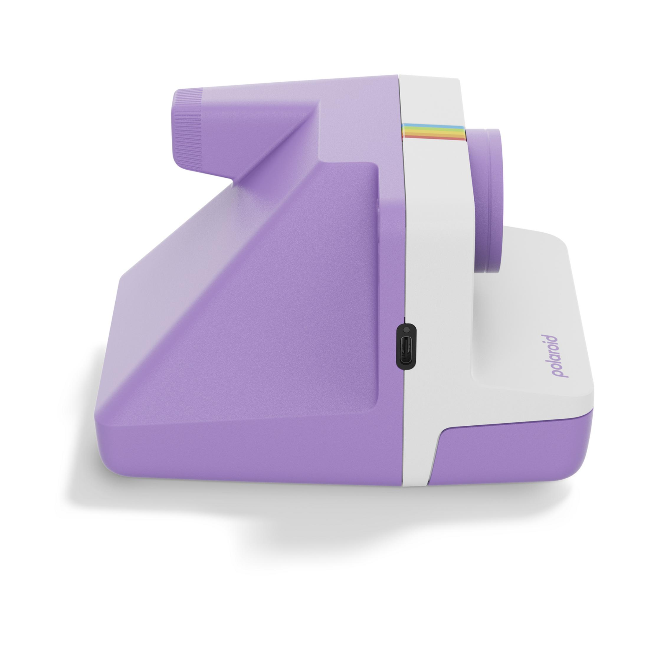 Una fotocamera Polaroid viola con corpo bianco e dettaglio arcobaleno.