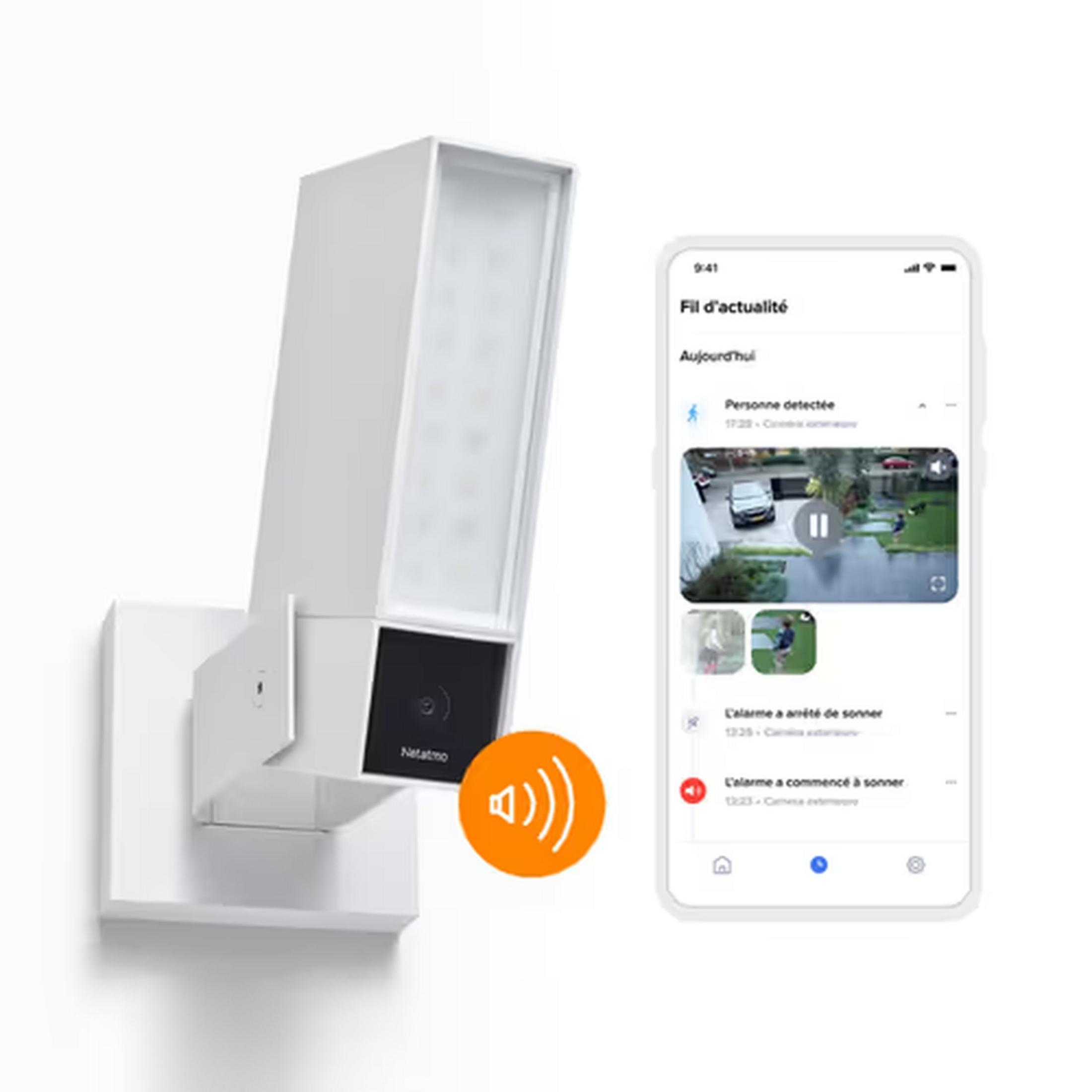 Un dispositivo bianco per la smart home con una fotocamera e un'icona di altoparlante.