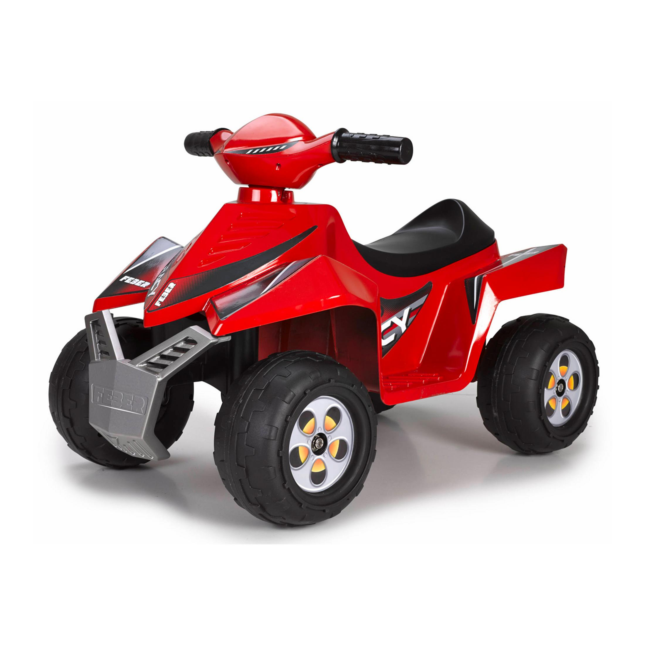 Un quad per bambini rosso con manopole e ruote nere su sfondo bianco.