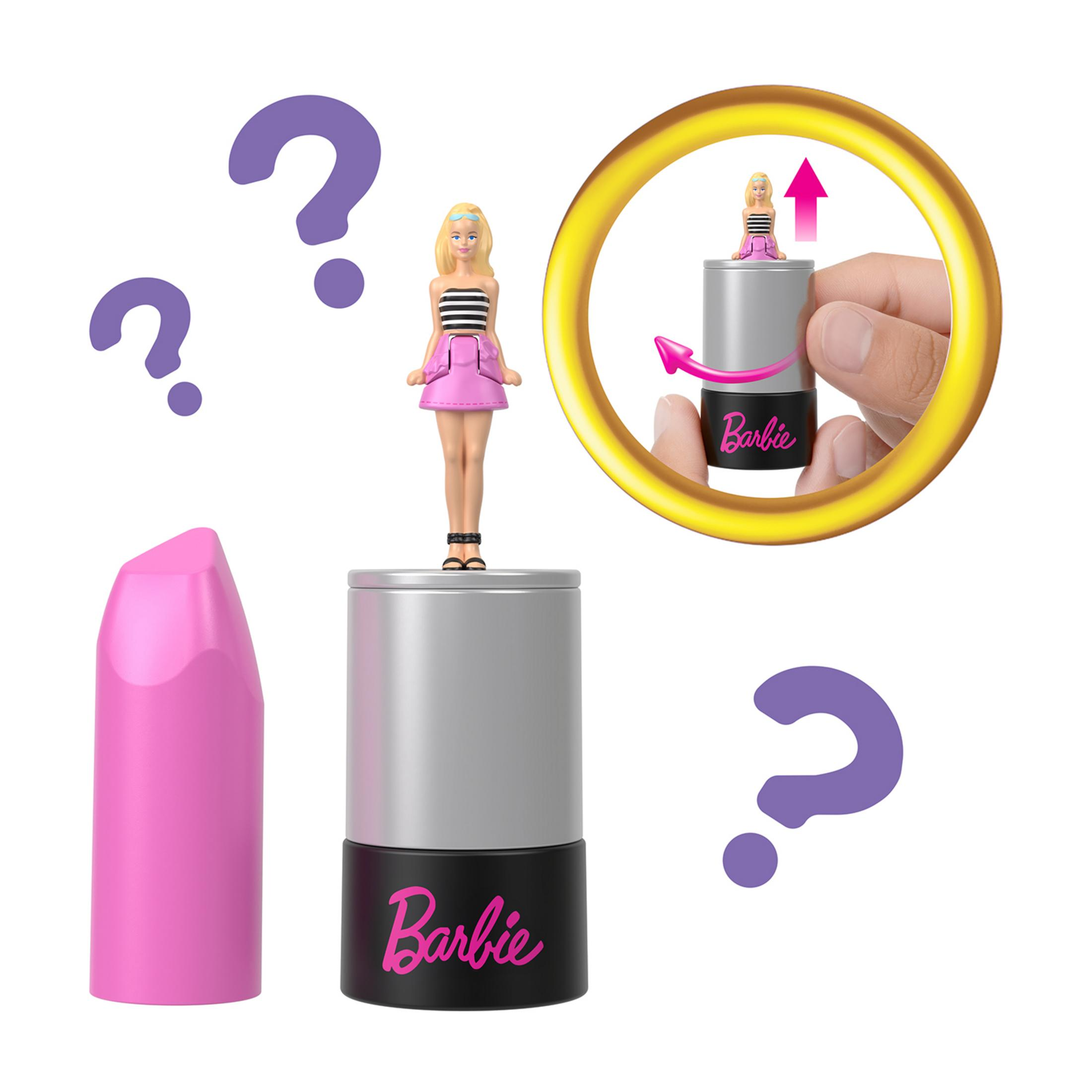 Barbie-Puppe auf silbernem Ständer, daneben rosa Lippenstift und Fragezeichen.